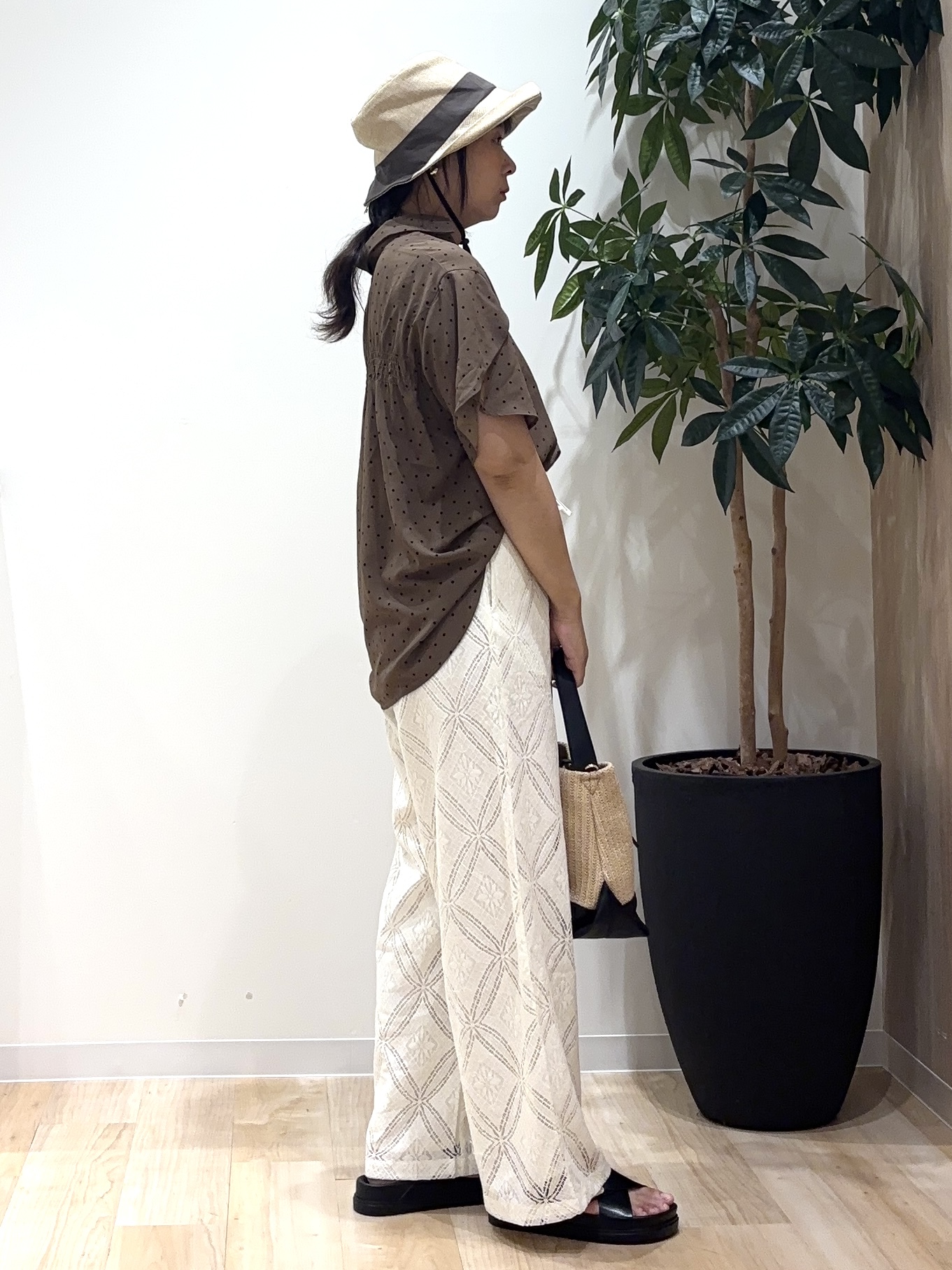 miraiさんの「grove｜【洗濯機◎】さらっと着映える、バックデザインブラウス」を使ったコーディネート