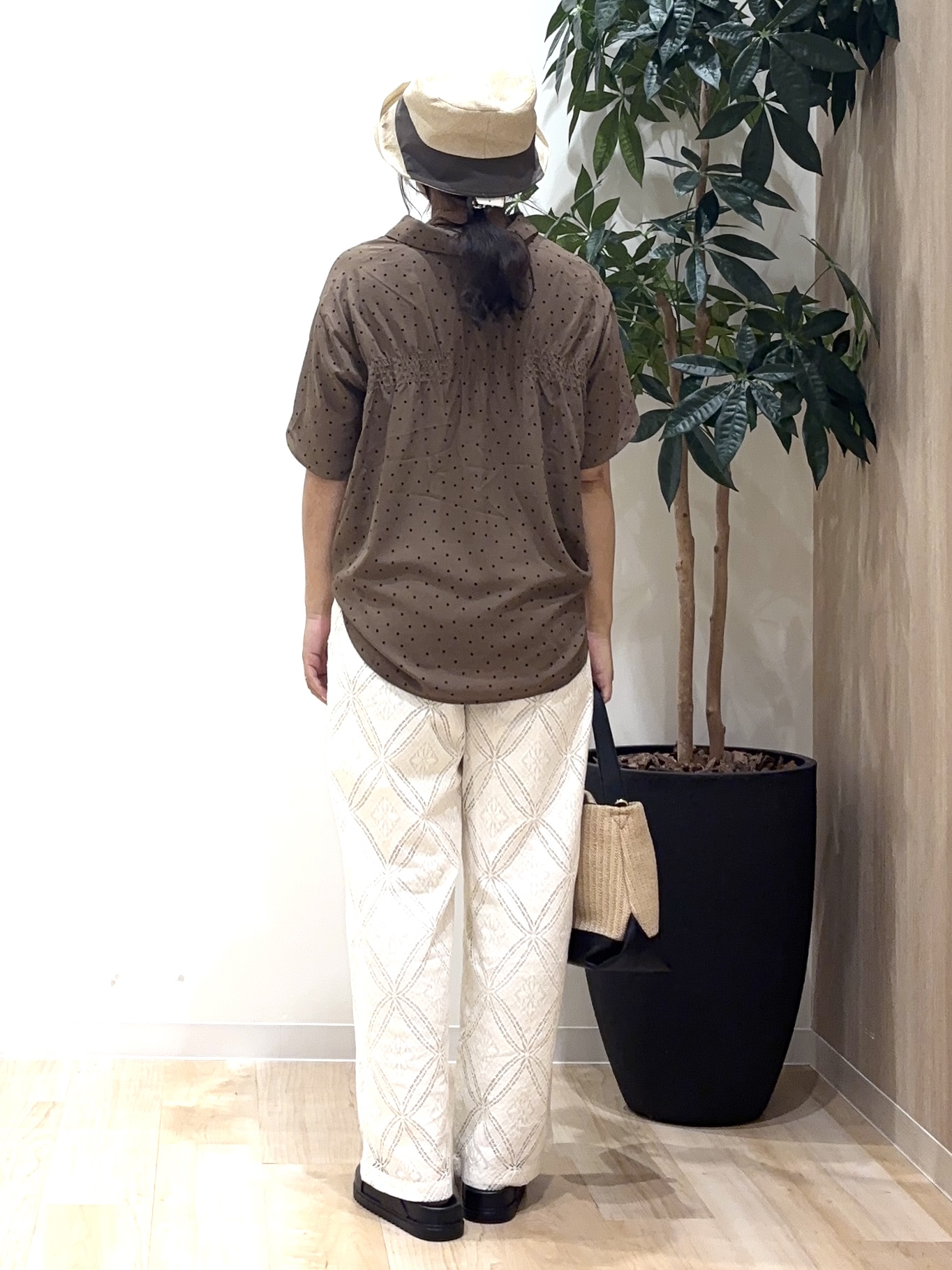 miraiさんの「grove｜【洗濯機◎】さらっと着映える、バックデザインブラウス」を使ったコーディネート
