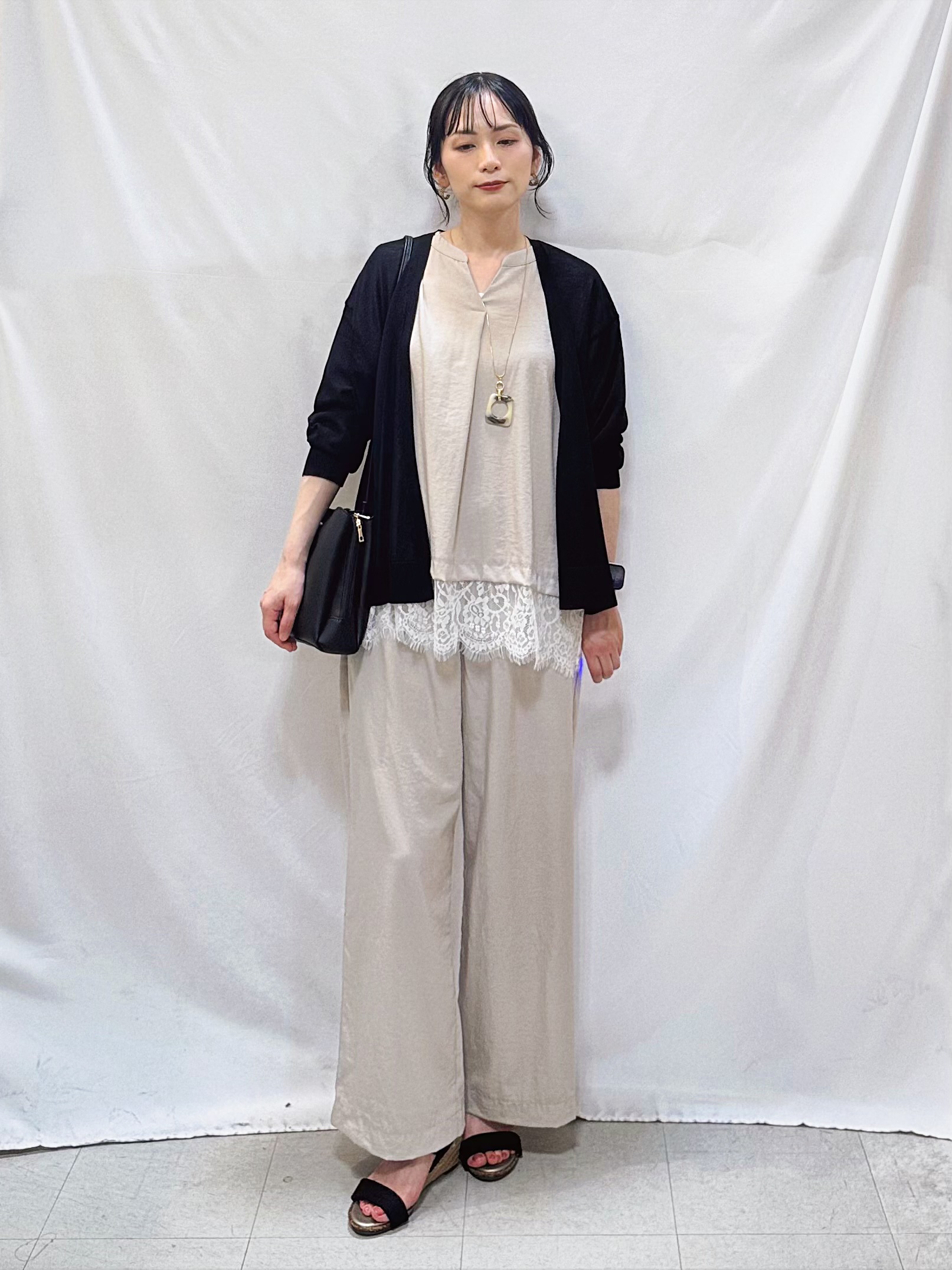 𝐇𝐢𝐫𝐨𝐦𝐢さんの「SHOO･LA･RUE｜【ひんやり/洗濯機可/S-LL】オンにもオフにも マルチに使えるボタンレスカーディガン」を使ったコーディネート