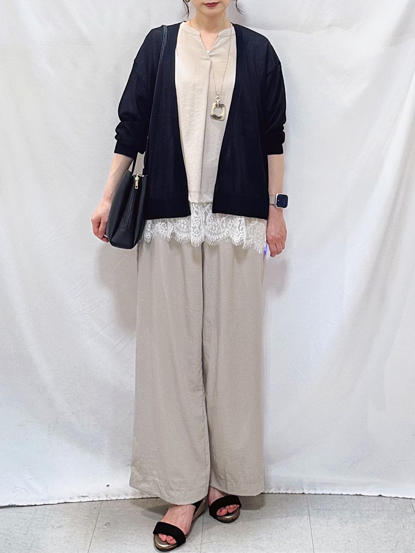 𝐇𝐢𝐫𝐨𝐦𝐢さんの「SHOO･LA･RUE｜【ひんやり/洗濯機可/S-LL】オンにもオフにも マルチに使えるボタンレスカーディガン」を使ったコーディネート