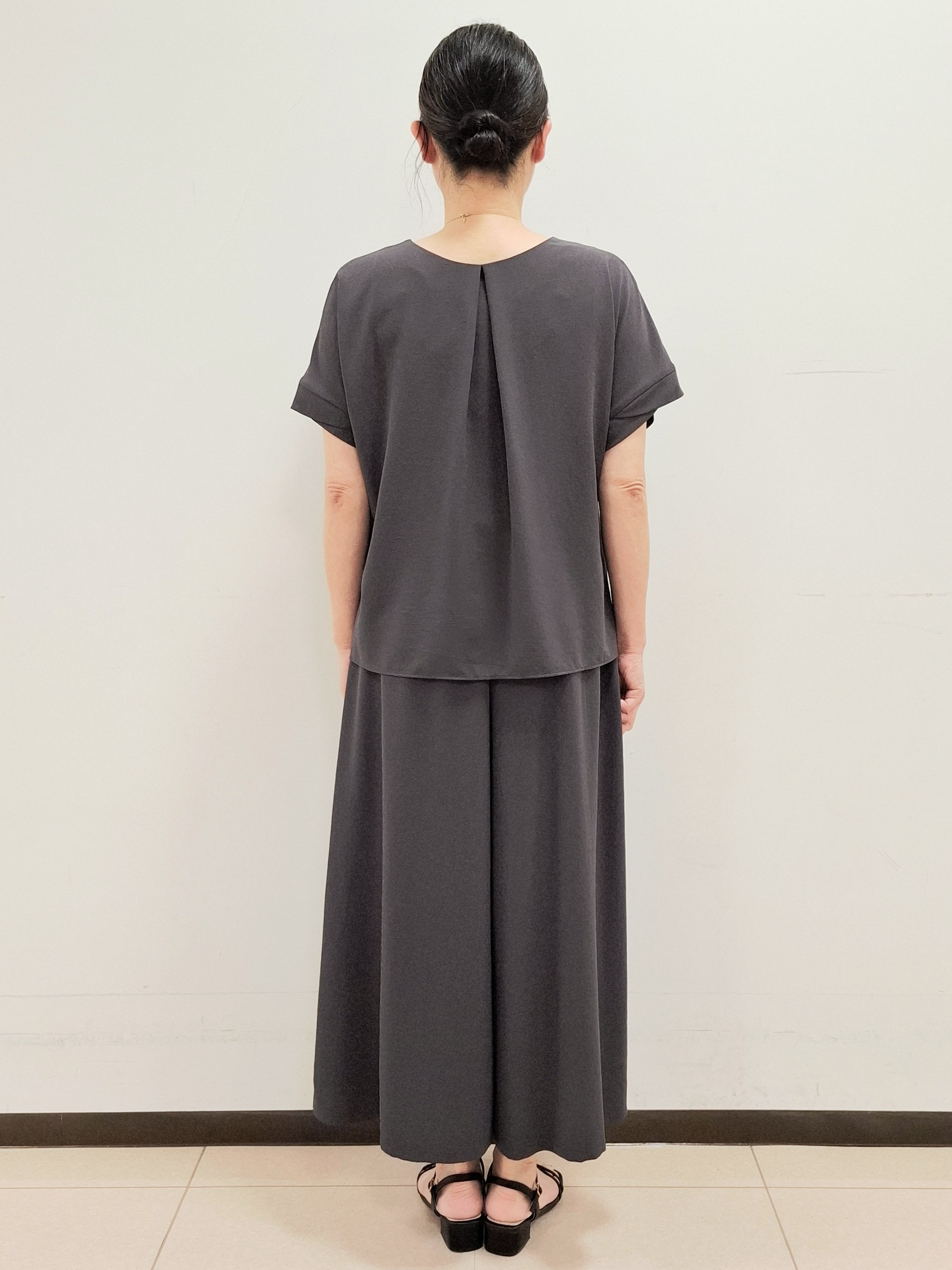 ねぎさんの「UNTITLED｜【接触冷感/通気性/洗える】フロントフリルブラウス」を使ったコーディネート
