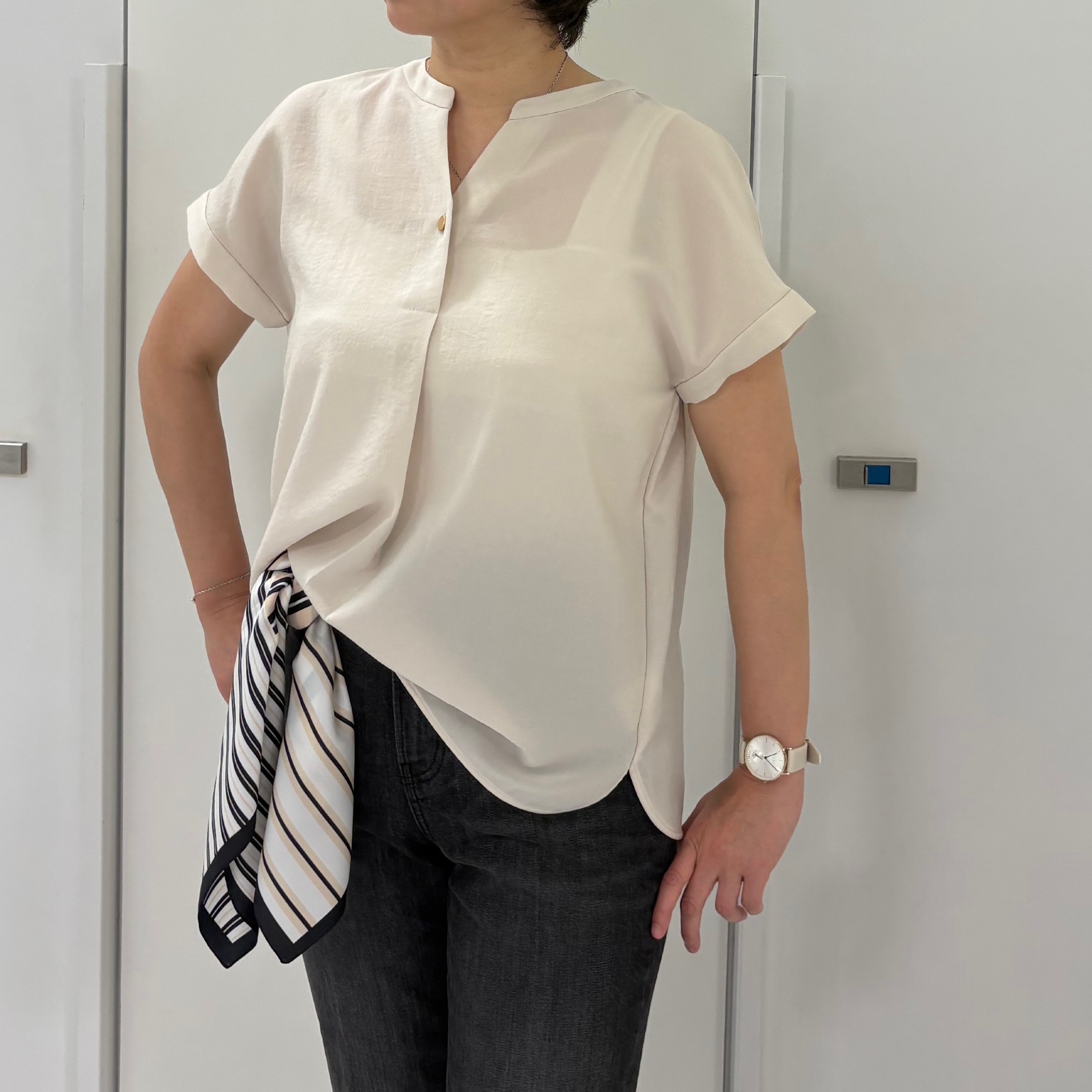 hIさんの「COUP DE CHANCE｜【手洗い可／セットアップ可】キーネックブラウス」を使ったコーディネート
