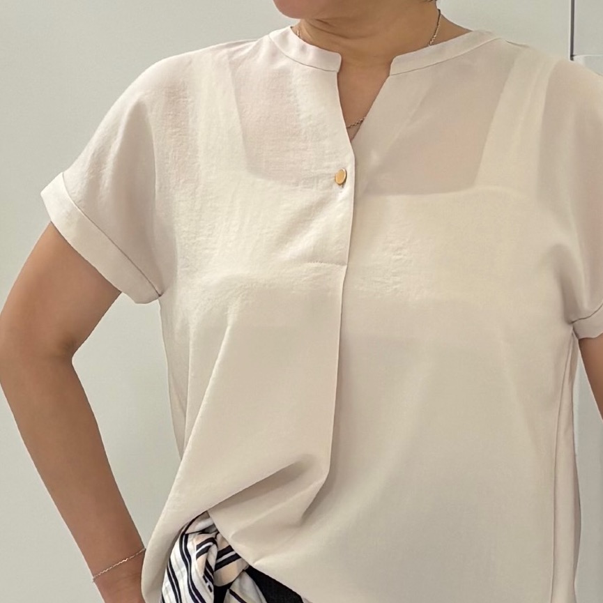 hIさんの「COUP DE CHANCE｜【手洗い可／セットアップ可】キーネックブラウス」を使ったコーディネート