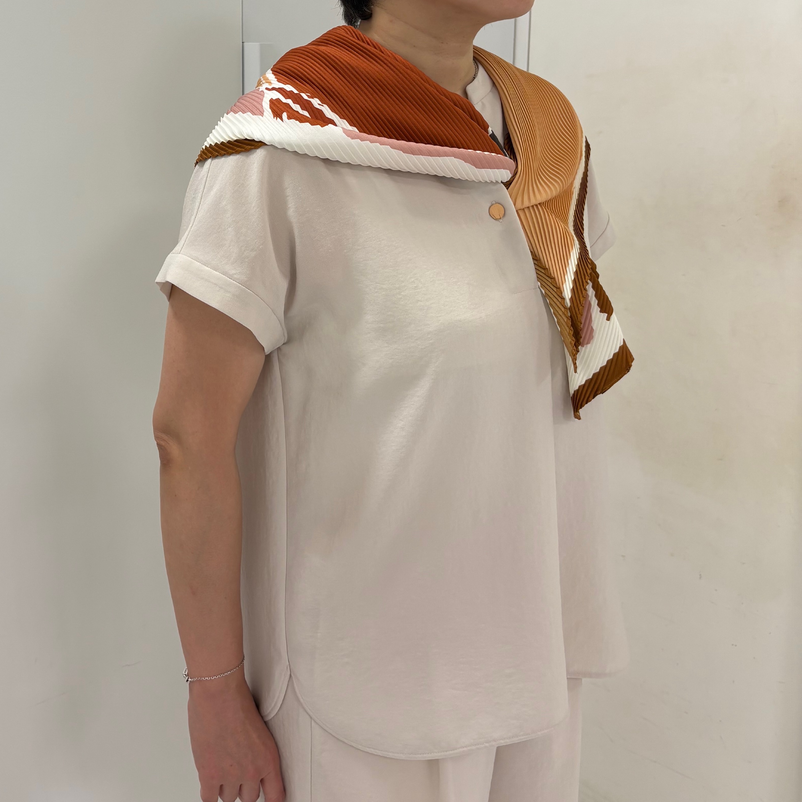 hIさんの「COUP DE CHANCE｜【手洗い可／セットアップ可】キーネックブラウス」を使ったコーディネート