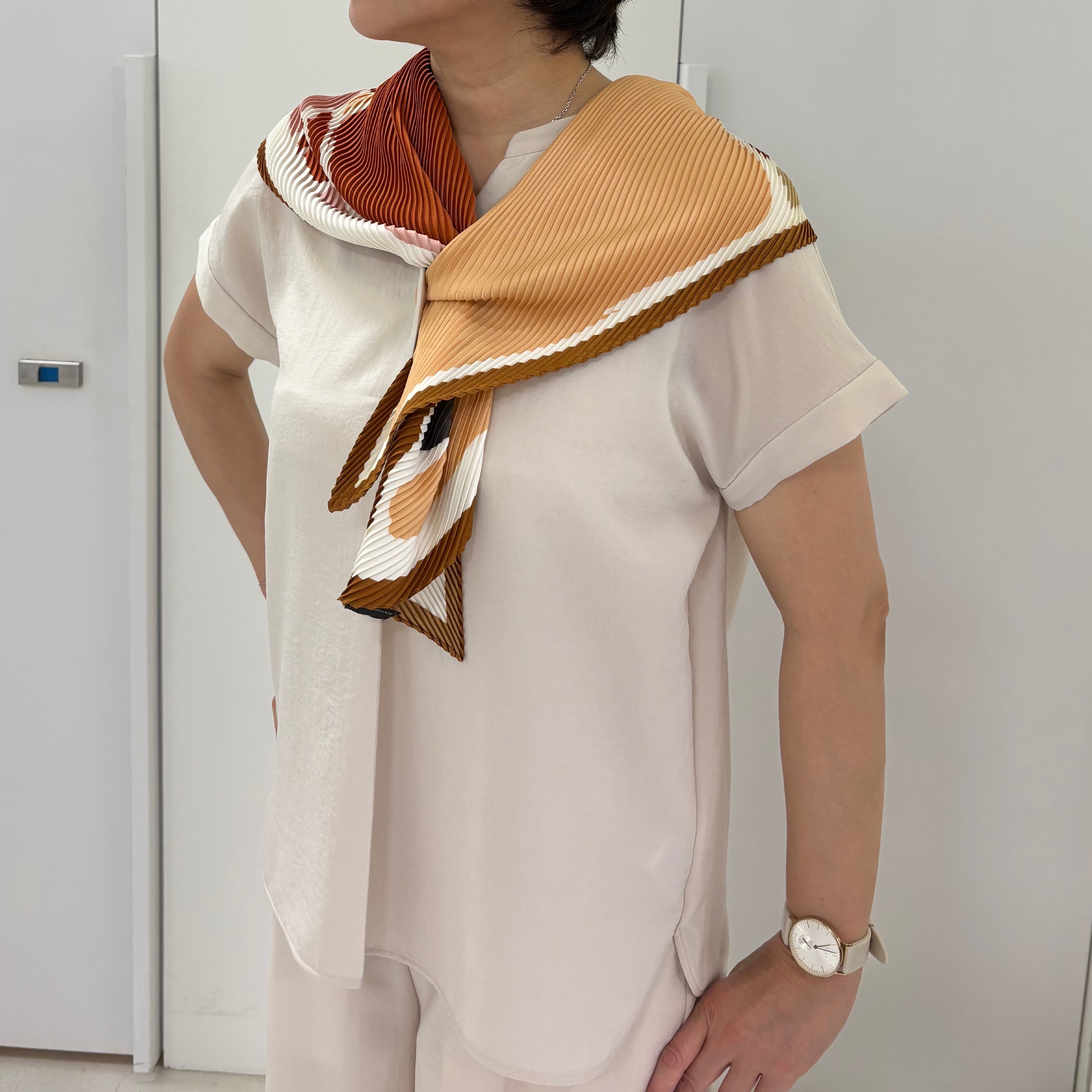 hIさんの「COUP DE CHANCE｜【手洗い可／セットアップ可】キーネックブラウス」を使ったコーディネート