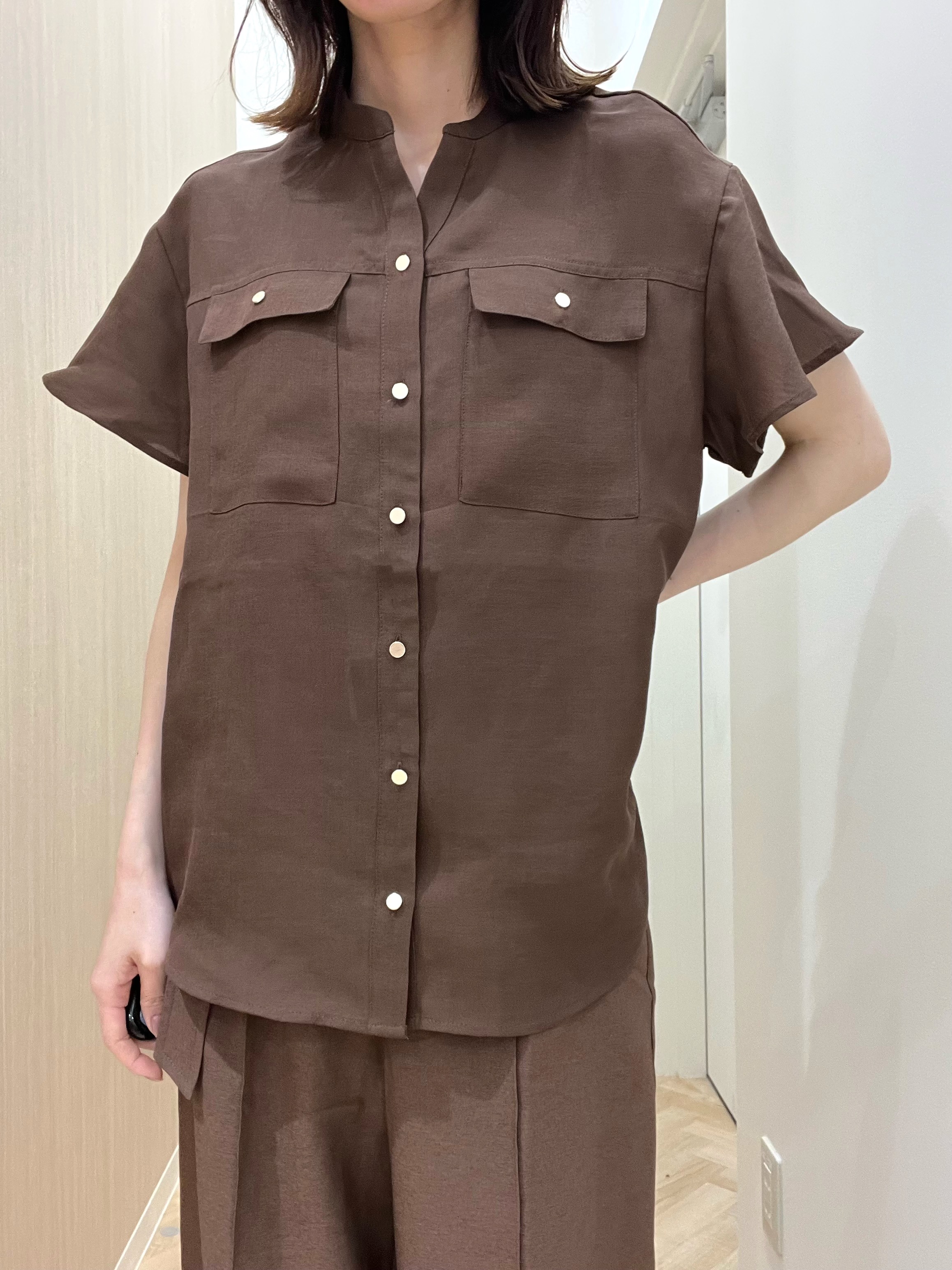  おまつさんの「grove｜【洗濯機OK・ひんやり/SETUP可】シワになりにくい、フレアスリーブブラウス」を使ったコーディネート