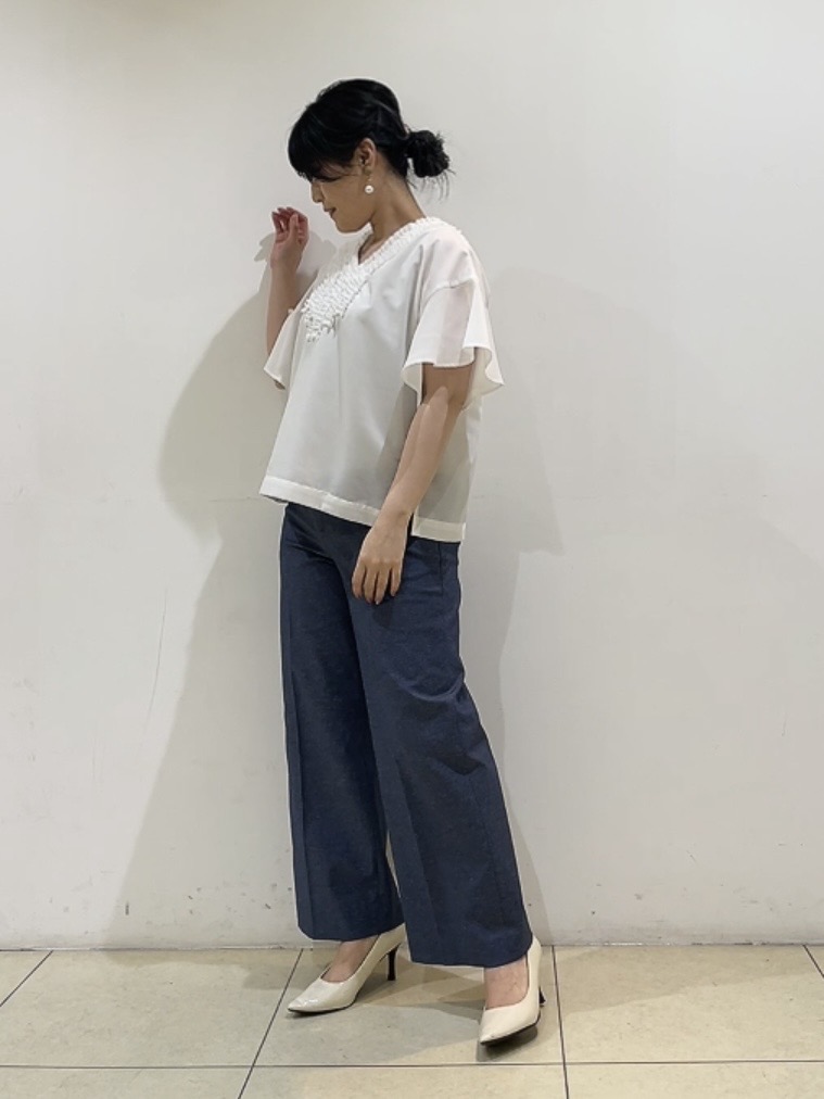watanabeさんの「UNTITLED｜【接触冷感/通気性/洗える】Vネックフリルブラウス」を使ったコーディネート