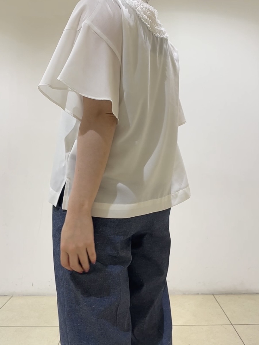 watanabeさんの「UNTITLED｜【接触冷感/通気性/洗える】Vネックフリルブラウス」を使ったコーディネート