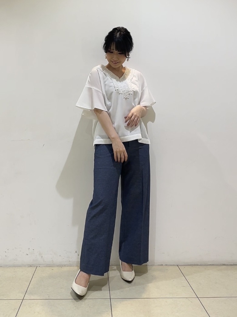 watanabeさんの「UNTITLED｜【接触冷感/通気性/洗える】Vネックフリルブラウス」を使ったコーディネート
