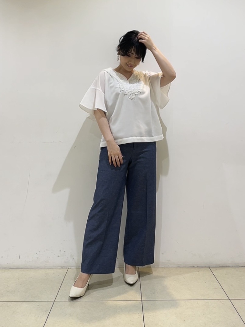 watanabeさんの「UNTITLED｜【接触冷感/通気性/洗える】Vネックフリルブラウス」を使ったコーディネート