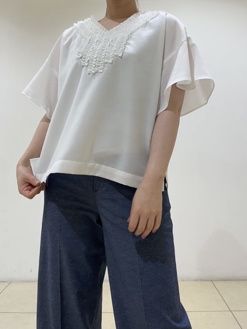 watanabeさんの「UNTITLED｜【接触冷感/通気性/洗える】Vネックフリルブラウス」を使ったコーディネート