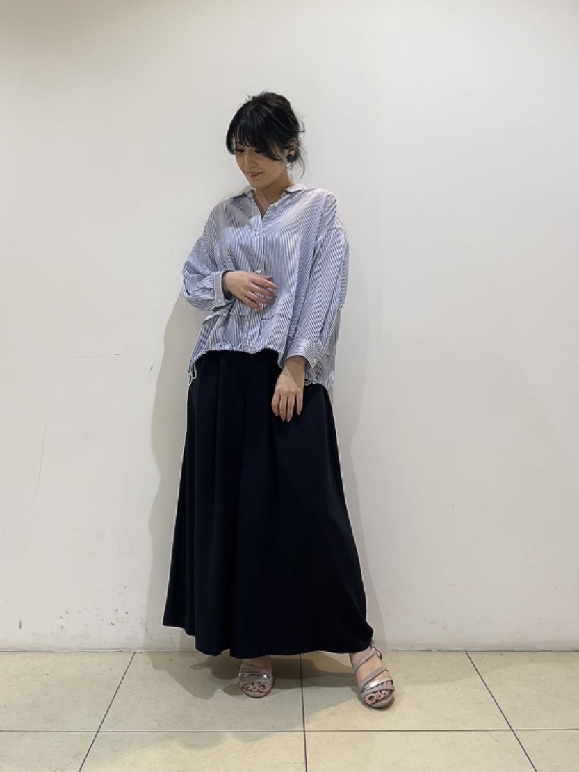 watanabeさんの「UNTITLED｜【接触冷感／洗える／2WAY】ドロスト付 シアーシャンブレーシャツ」を使ったコーディネート