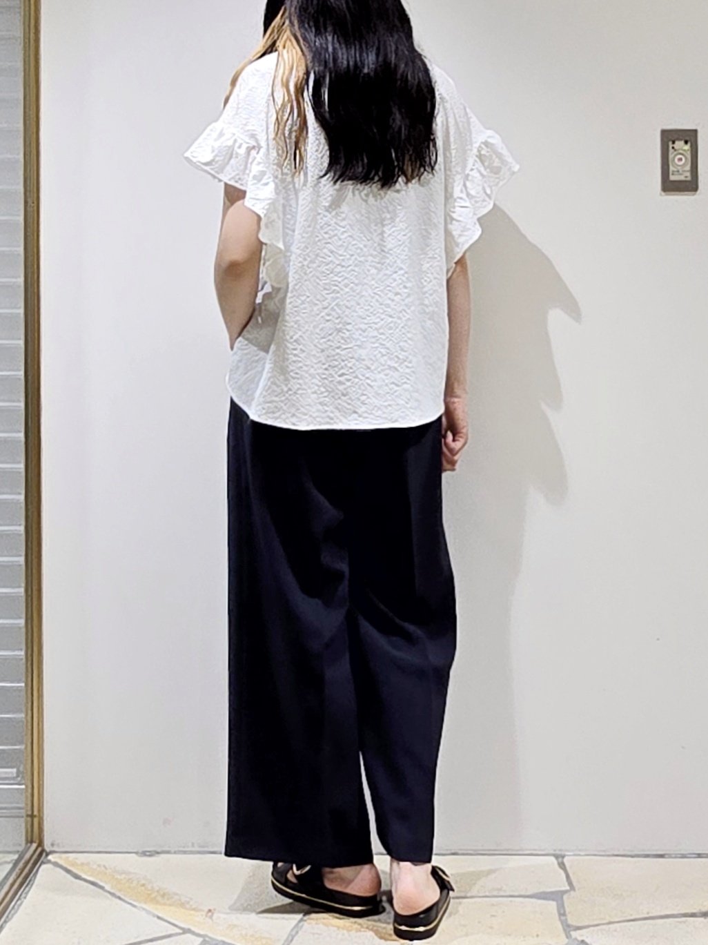 mochiさんの「index｜【UV】フリルスキッパーブラウス《洗濯機OK》」を使ったコーディネート