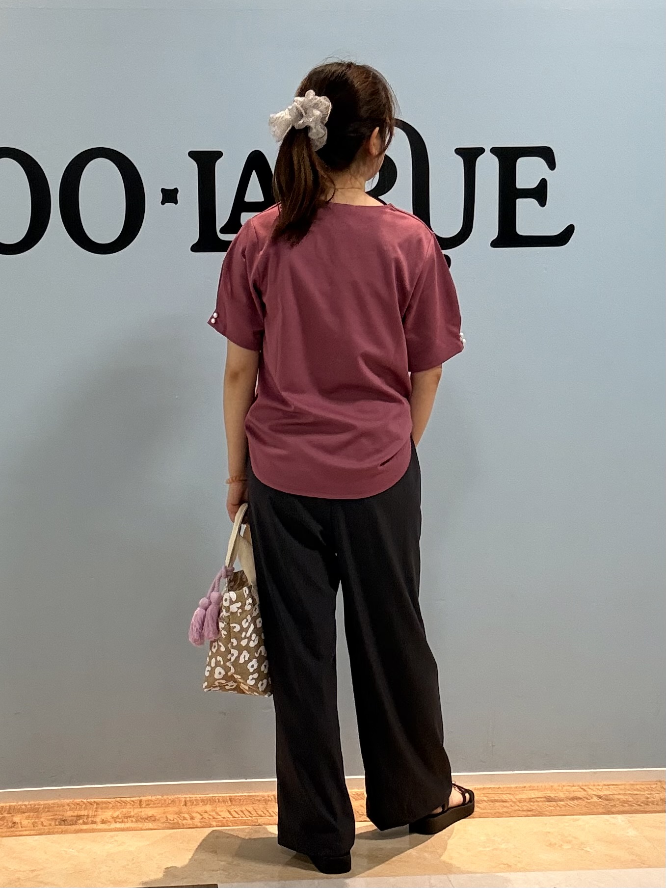 Naaatsuさんの「SHOO･LA･RUE｜【2点セット/洗濯機可/S-LL】お袖パールがアクセント ネックレス付きトップス」を使ったコーディネート