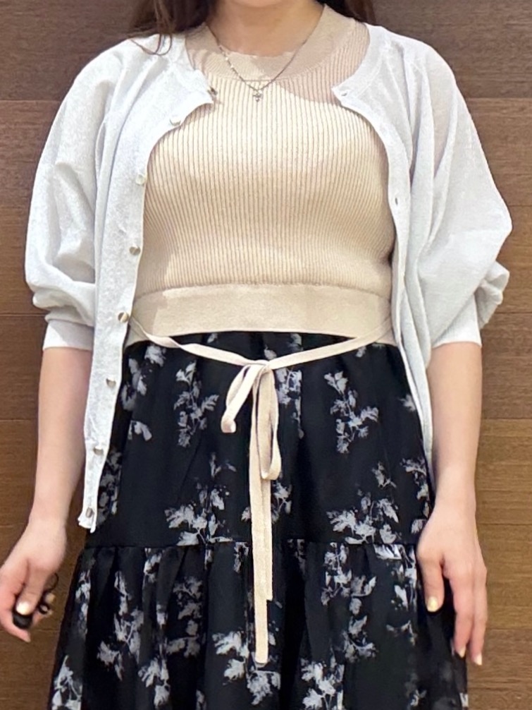 maichiさんの「OPAQUE.CLIP｜【接触冷感】シアーラメドルマンショートカーディガン《洗濯機OK》」を使ったコーディネート
