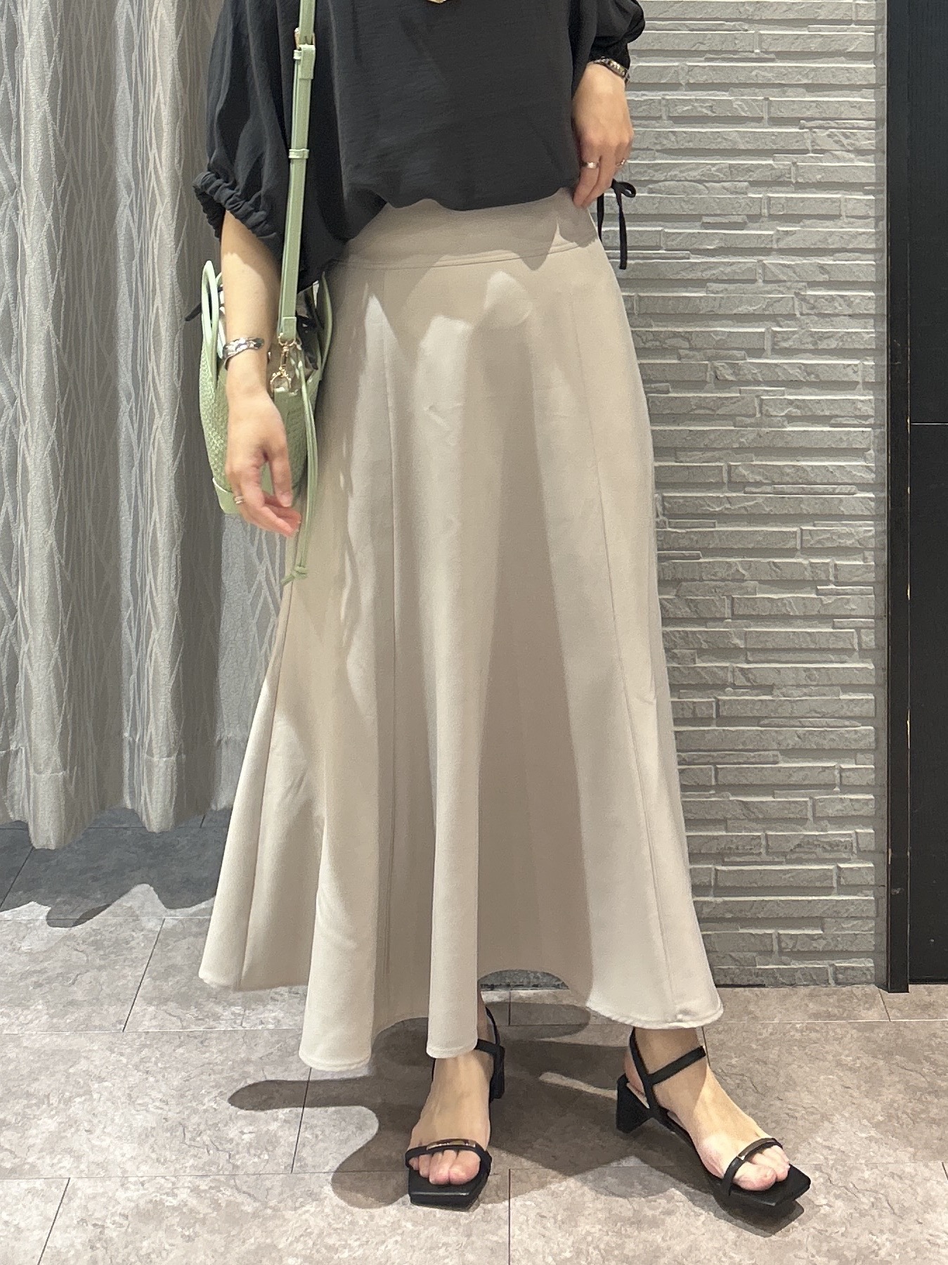 ga_riさんの「THE SHOP TK｜【ひんやり/防しわ/UV/吸水速乾】袖ドロストドルマントップス」を使ったコーディネート