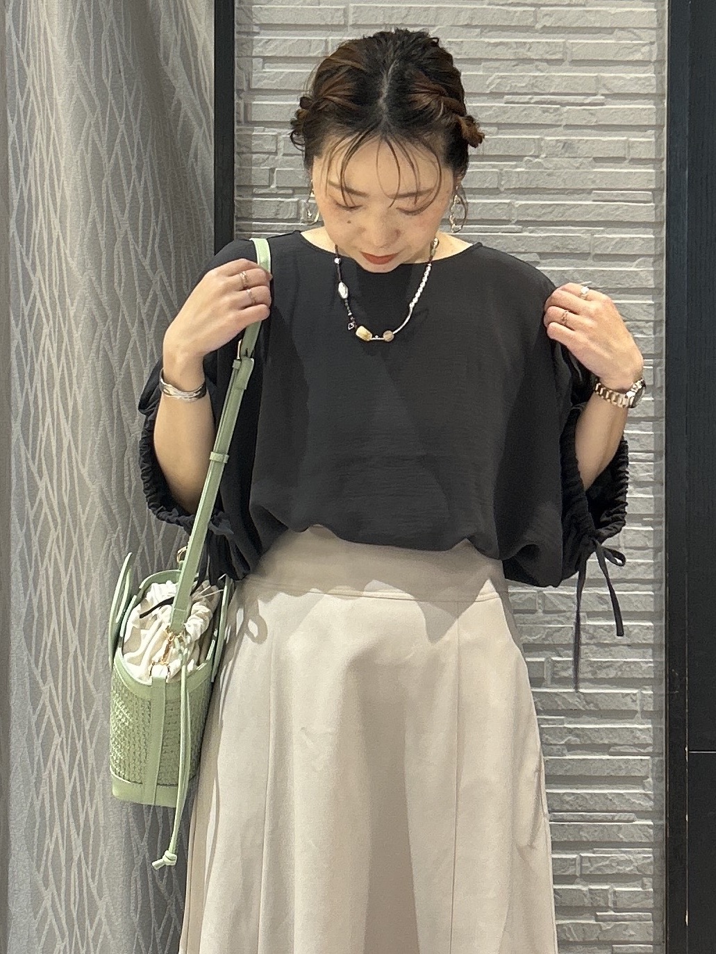 ga_riさんの「THE SHOP TK｜【ひんやり/防しわ/UV/吸水速乾】袖ドロストドルマントップス」を使ったコーディネート