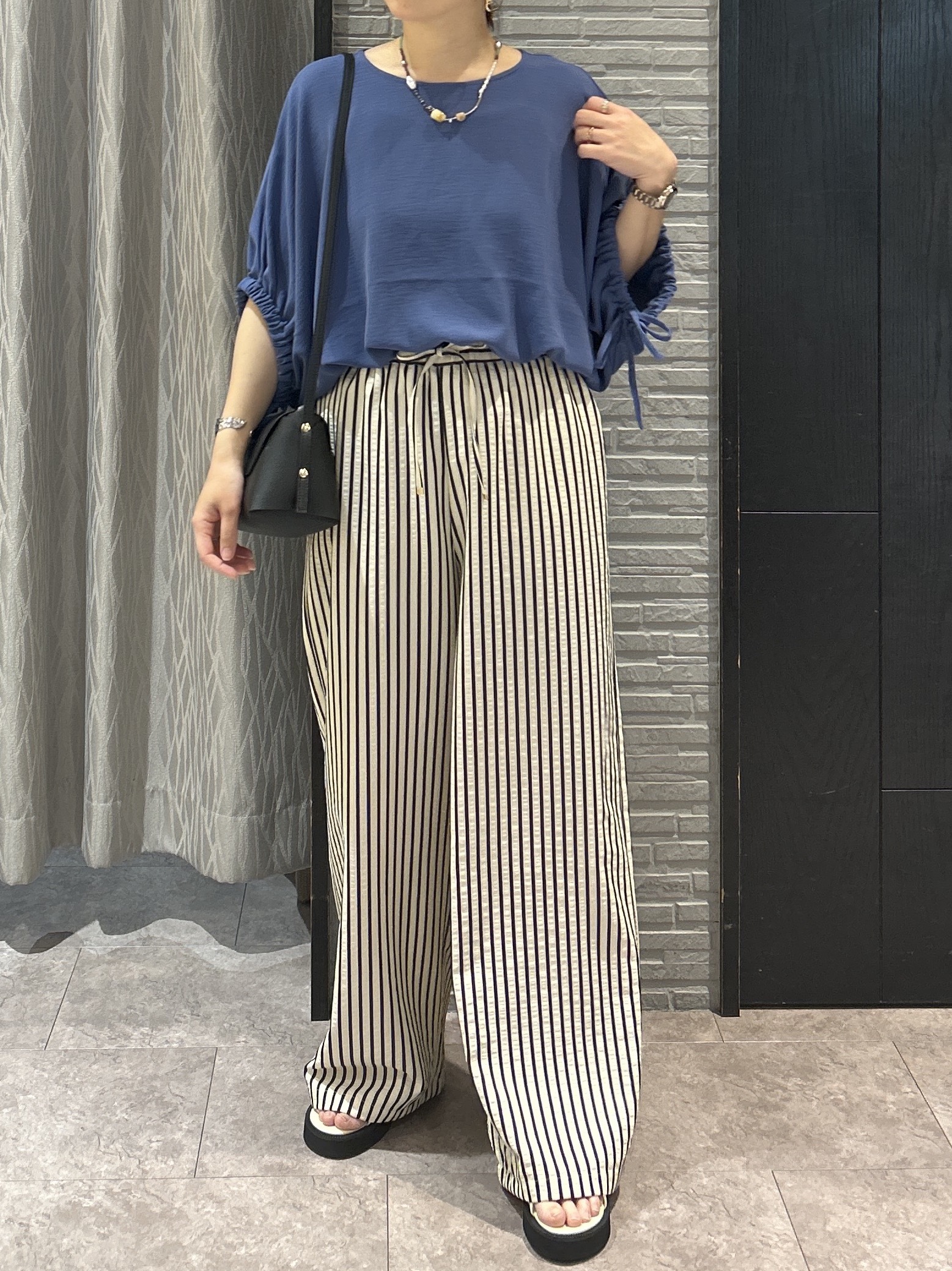 ga_riさんの「THE SHOP TK｜【ひんやり/防しわ/UV/吸水速乾】袖ドロストドルマントップス」を使ったコーディネート