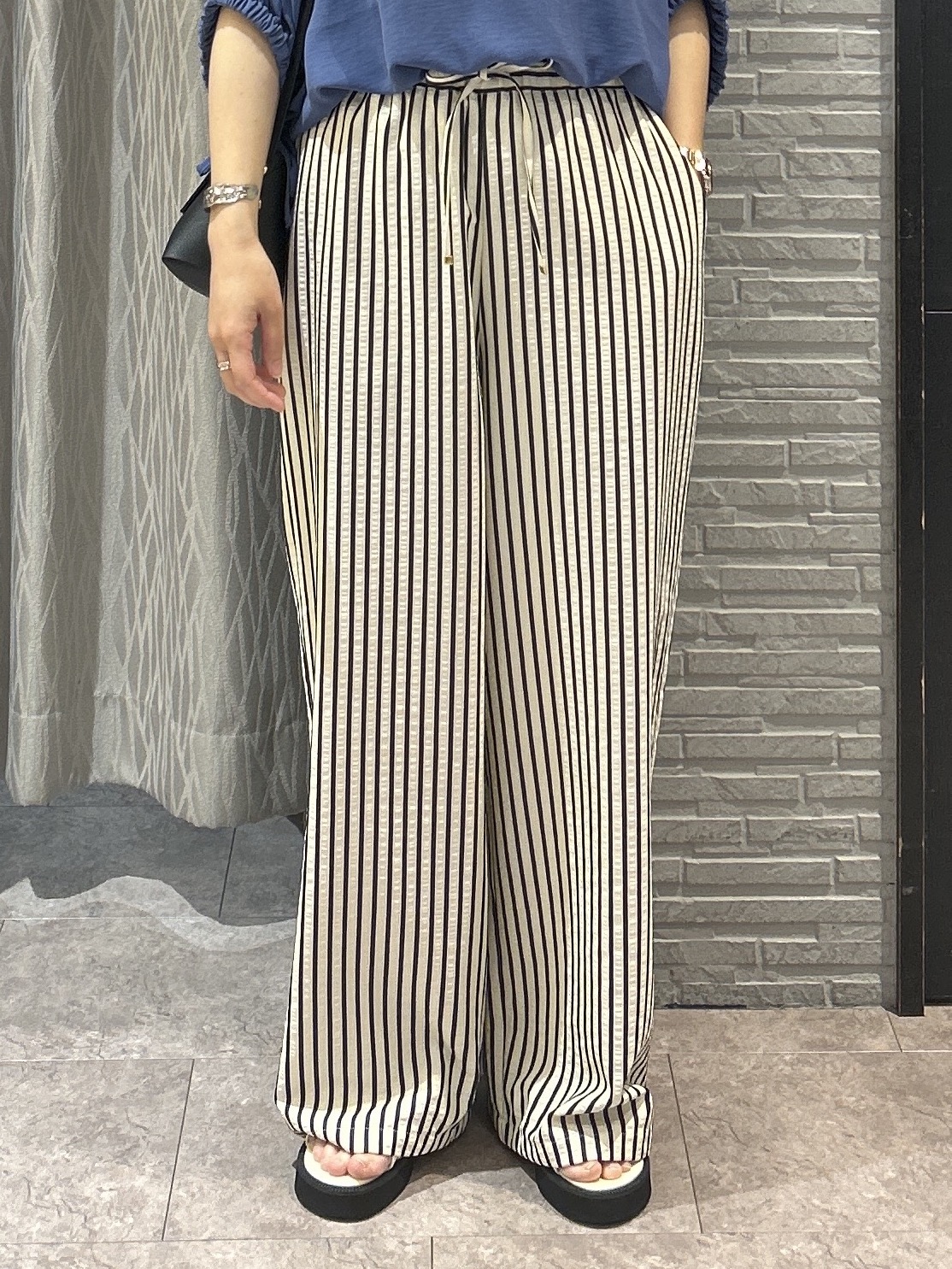 ga_riさんの「THE SHOP TK｜【ひんやり/防しわ/UV/吸水速乾】袖ドロストドルマントップス」を使ったコーディネート