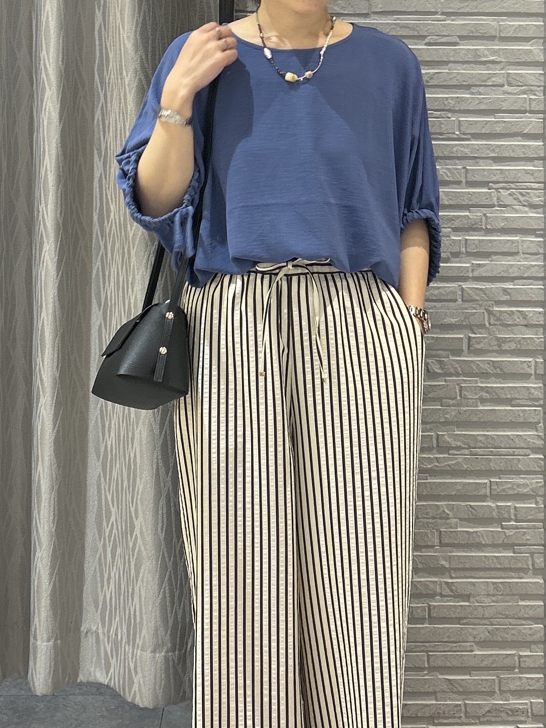 ga_riさんの「THE SHOP TK｜【ひんやり/防しわ/UV/吸水速乾】袖ドロストドルマントップス」を使ったコーディネート