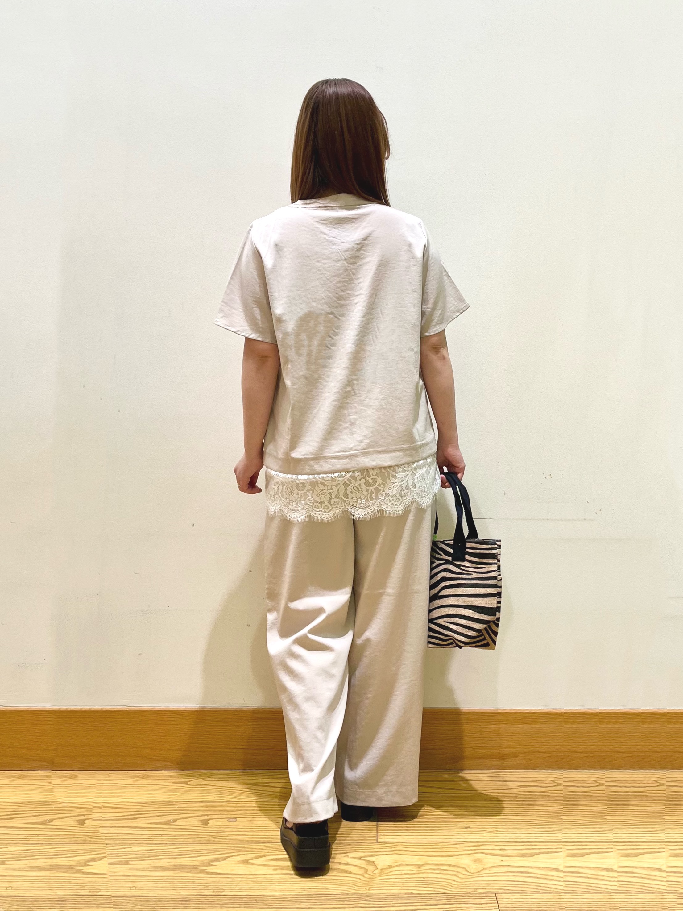 ゆっきーさんの「SHOO･LA･RUE｜【S-LL/洗濯機可】軽凛(かろりん)ひんやり スキッパー裾レースブラウス」を使ったコーディネート