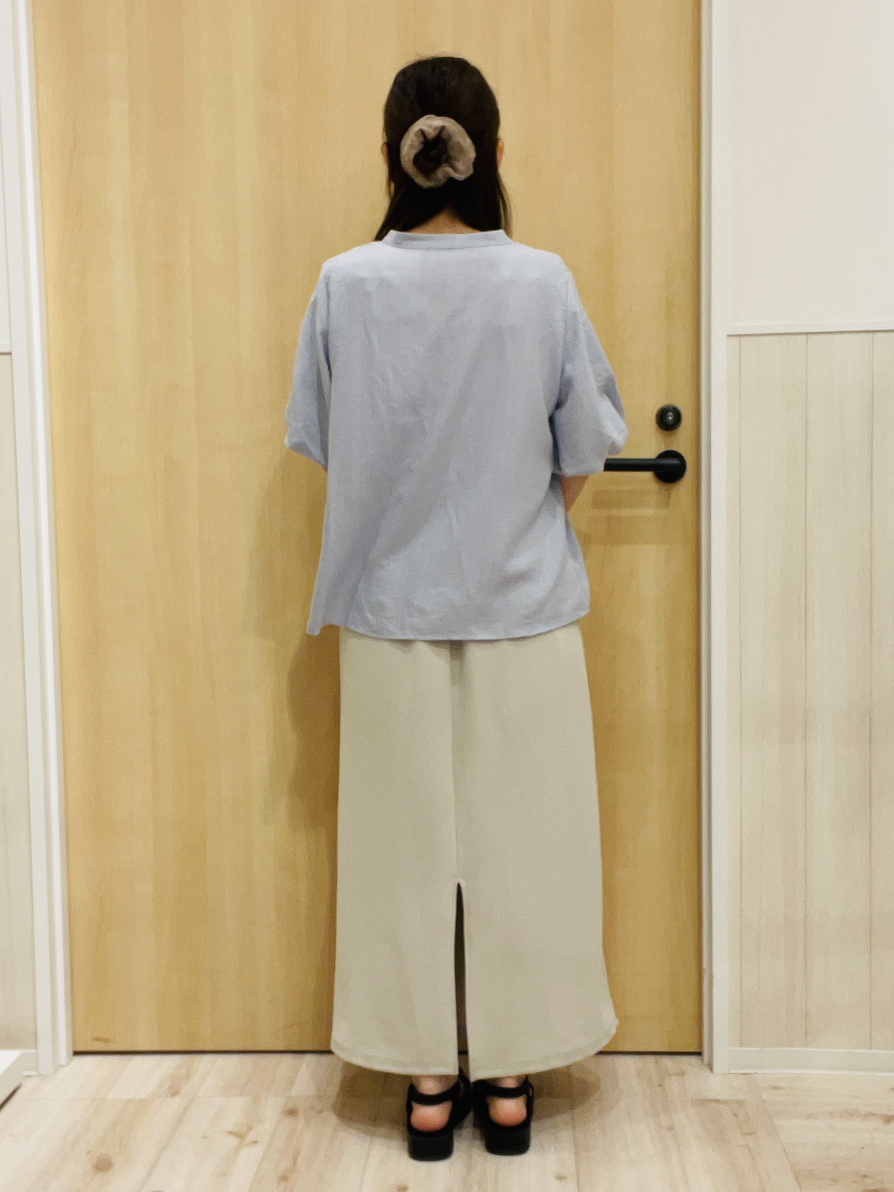 minamiさんの「SHOO･LA･RUE｜【S-LL/洗濯機可】バルーンスリーブ　キーネックブラウス」を使ったコーディネート
