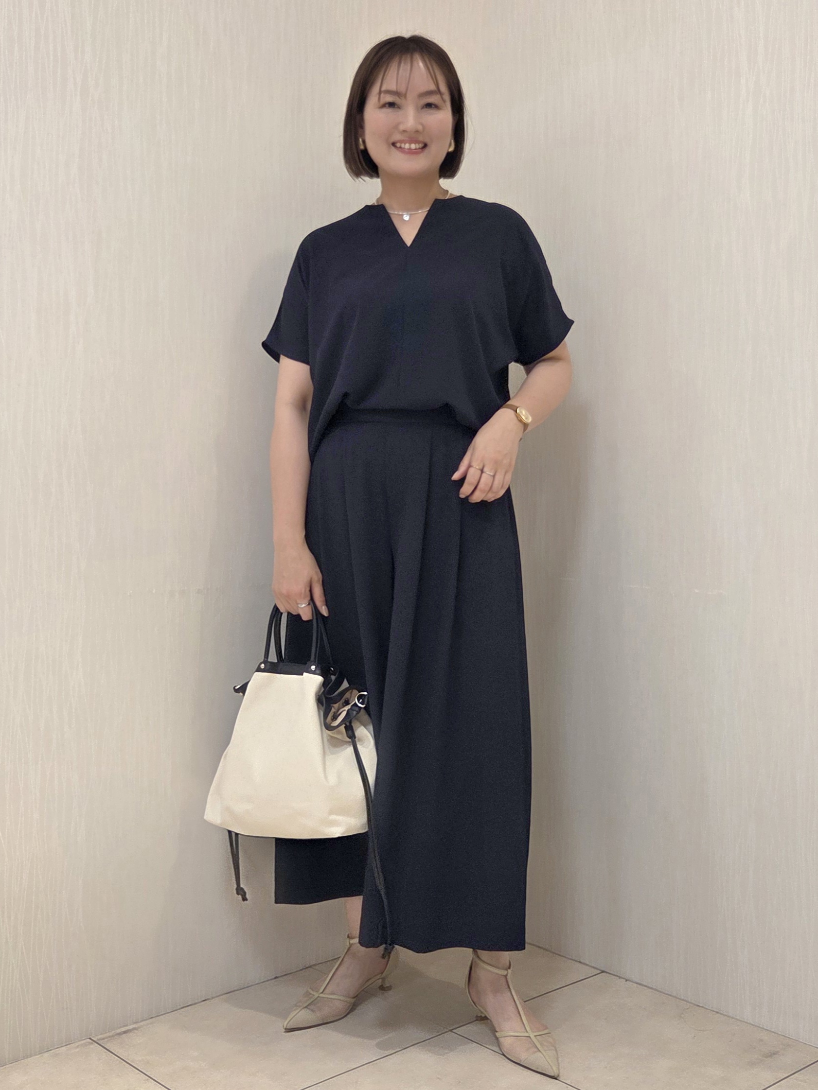 naokoさんの「UNTITLED｜【接触冷感/通気性/洗える】Vネックフリルブラウス」を使ったコーディネート