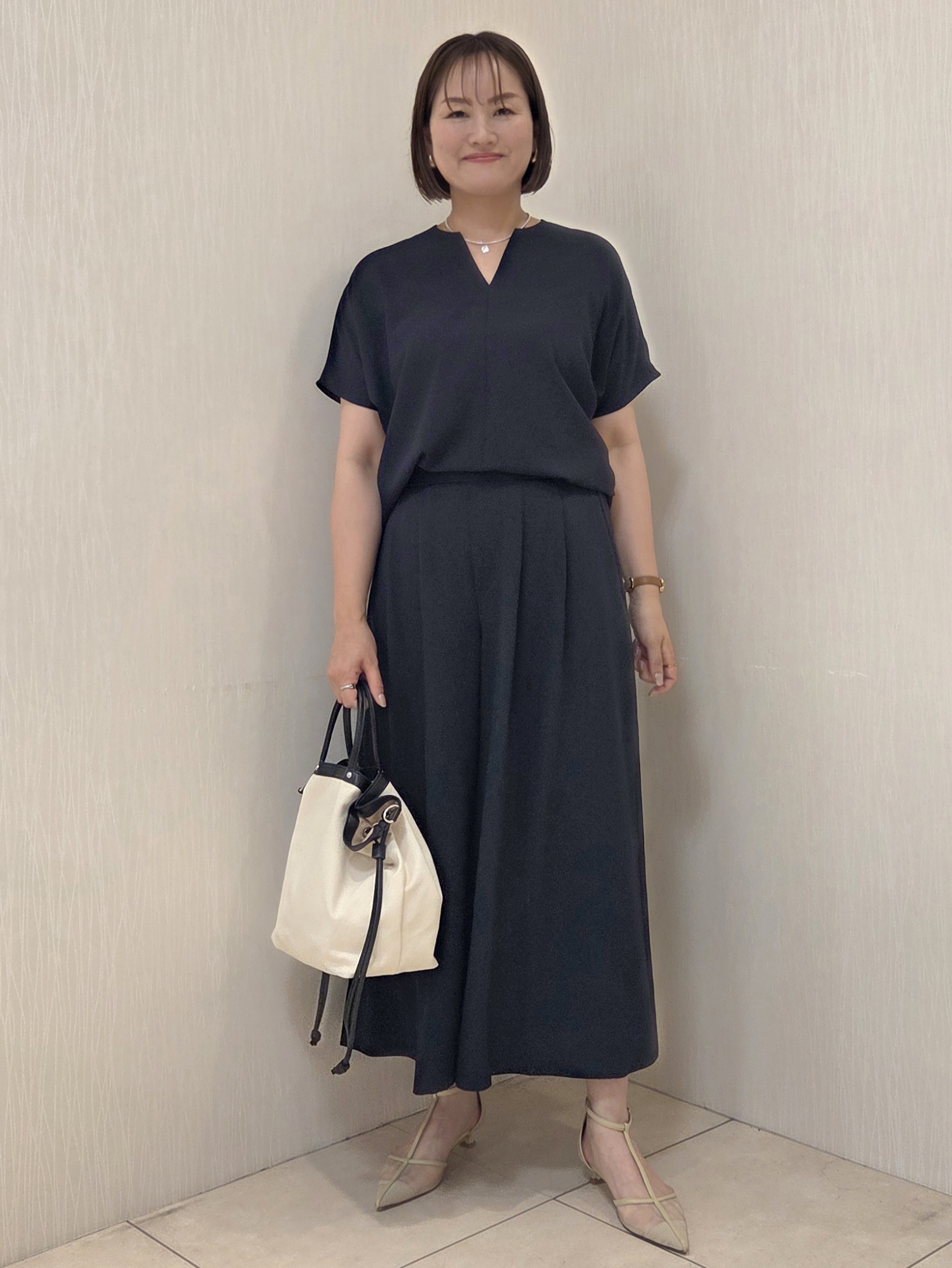 naokoさんの「UNTITLED｜【接触冷感/通気性/洗える】Vネックフリルブラウス」を使ったコーディネート
