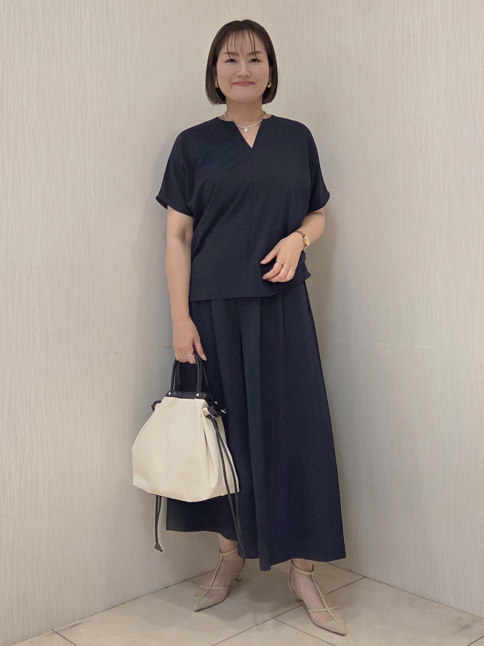 naokoさんの「UNTITLED｜【接触冷感/通気性/洗える】Vネックフリルブラウス」を使ったコーディネート