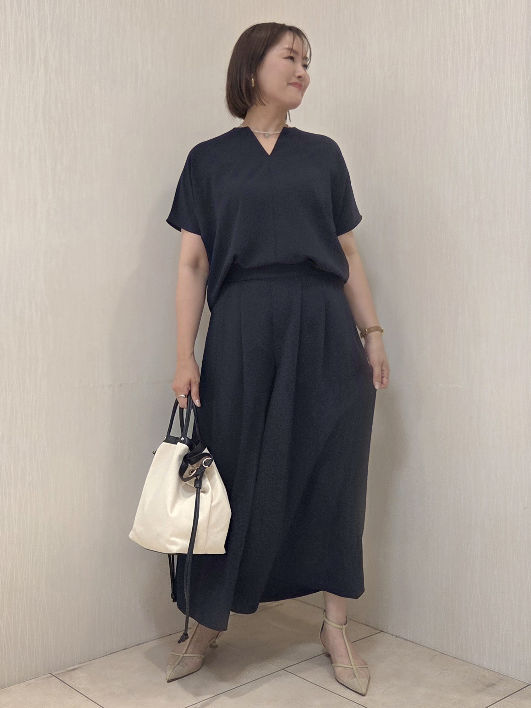 naokoさんの「UNTITLED｜【接触冷感/通気性/洗える】Vネックフリルブラウス」を使ったコーディネート