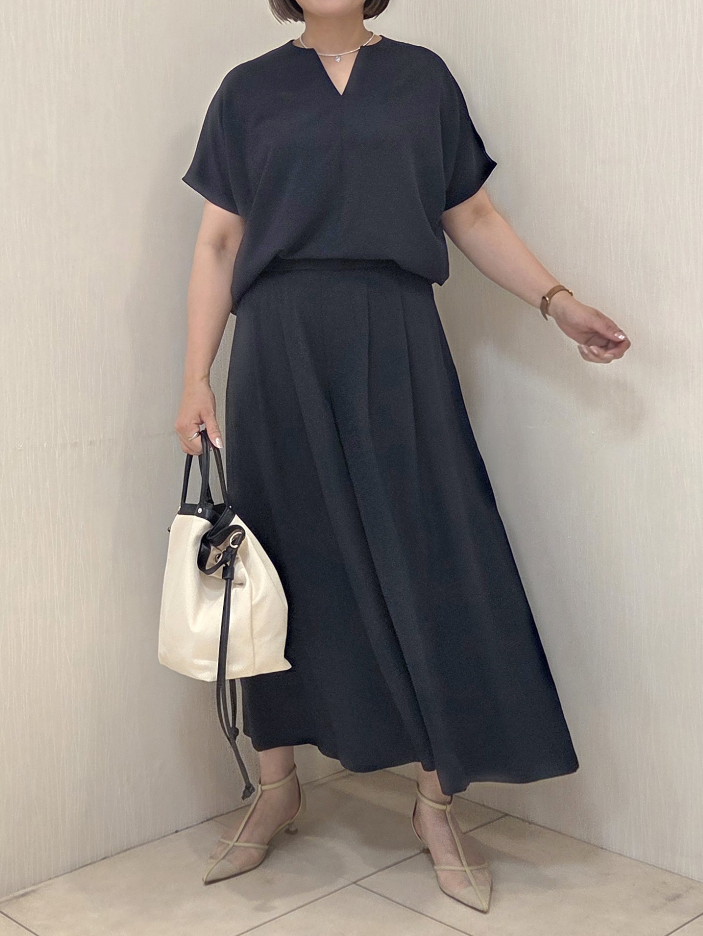 naokoさんの「UNTITLED｜【接触冷感/通気性/洗える】Vネックフリルブラウス」を使ったコーディネート