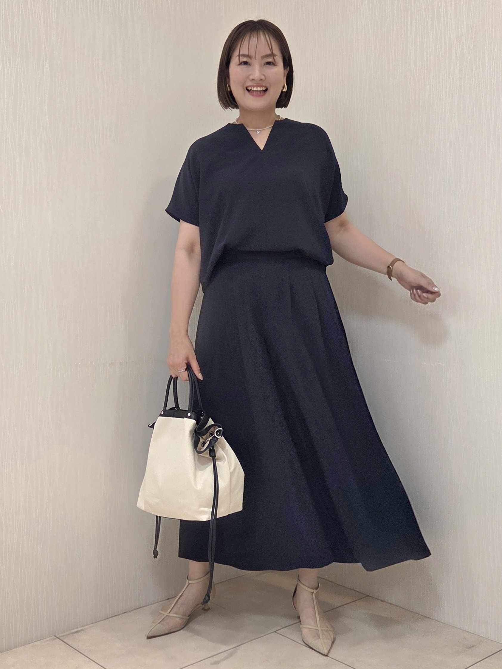 naokoさんの「UNTITLED｜【接触冷感/通気性/洗える】Vネックフリルブラウス」を使ったコーディネート