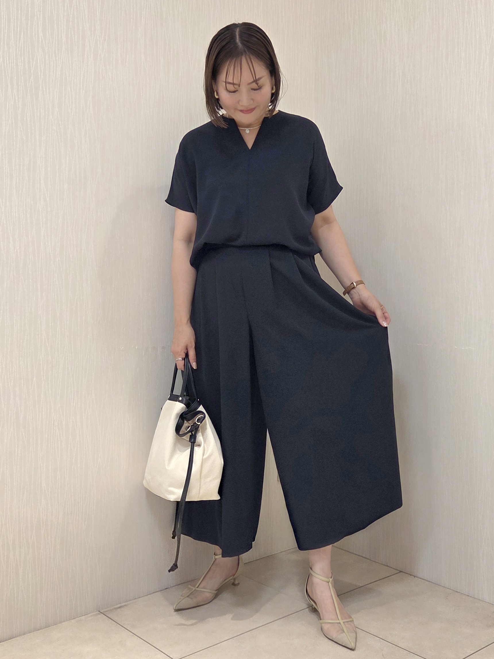 naokoさんの「UNTITLED｜【接触冷感/通気性/洗える】Vネックフリルブラウス」を使ったコーディネート