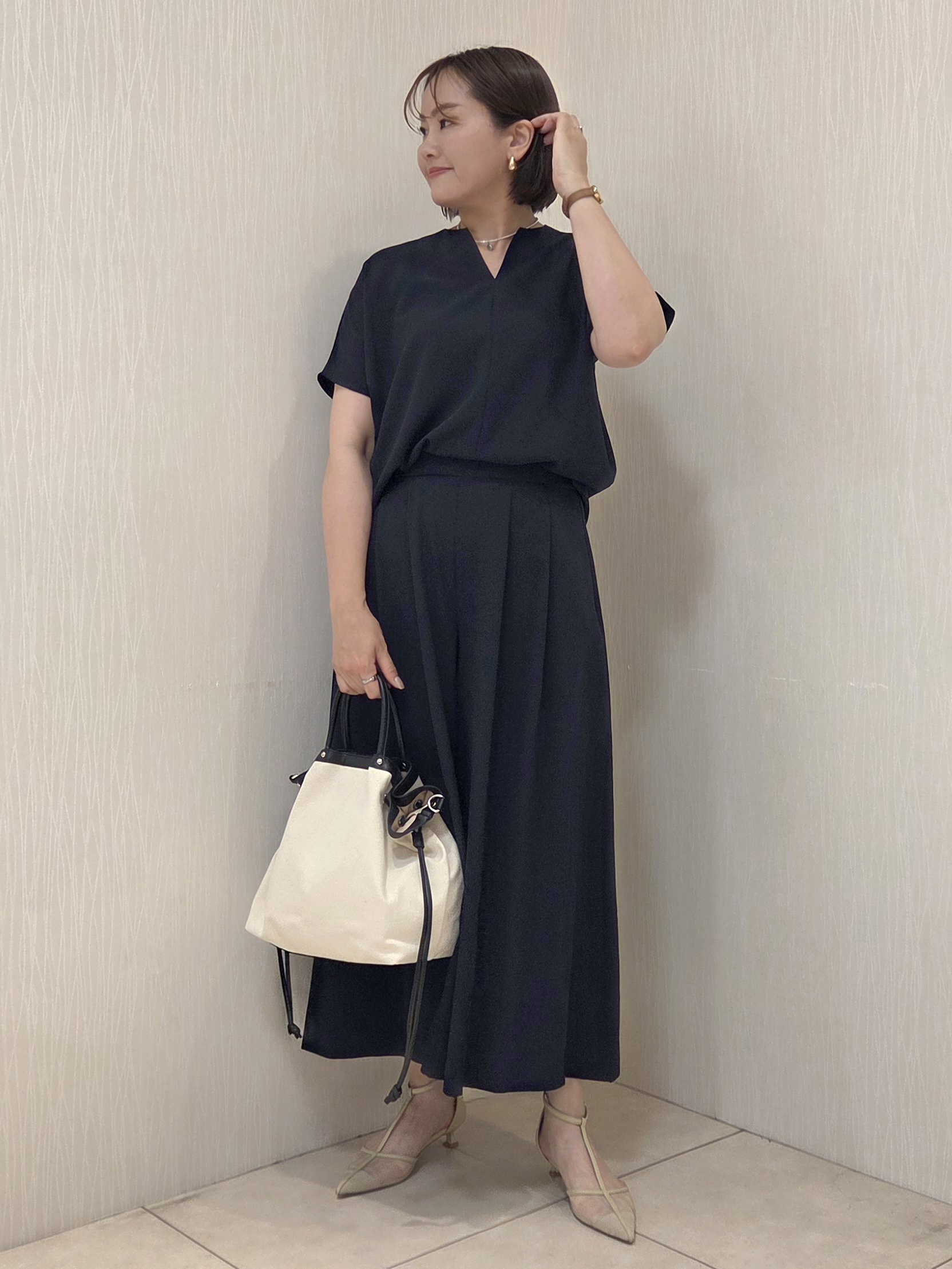 naokoさんの「UNTITLED｜【接触冷感/通気性/洗える】Vネックフリルブラウス」を使ったコーディネート