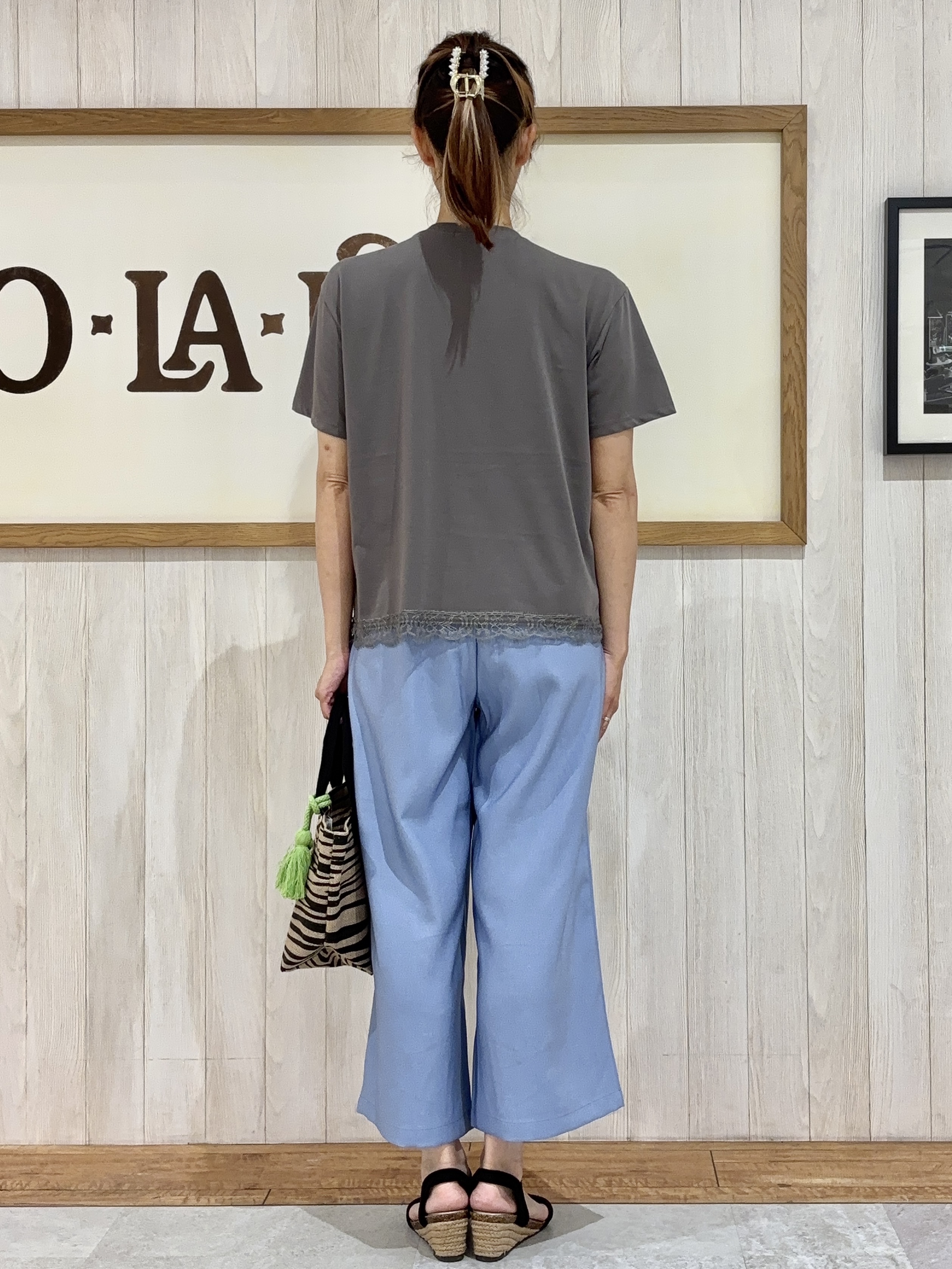 みきぽんさんの「SHOO･LA･RUE｜【S-LL/洗濯機可】ゴールドボタンがコーデのアクセントに デニム調ワイドパンツ」を使ったコーディネート