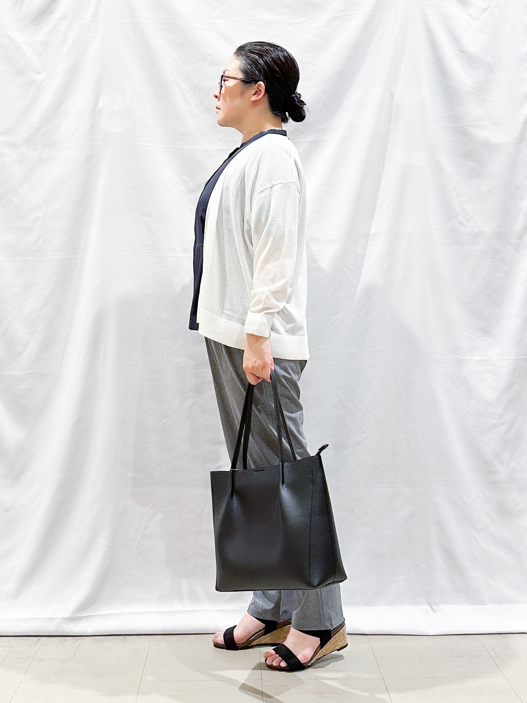 umeさんの「SHOO･LA･RUE｜【ひんやり/洗濯機可/S-LL】オンにもオフにも マルチに使えるボタンレスカーディガン」を使ったコーディネート