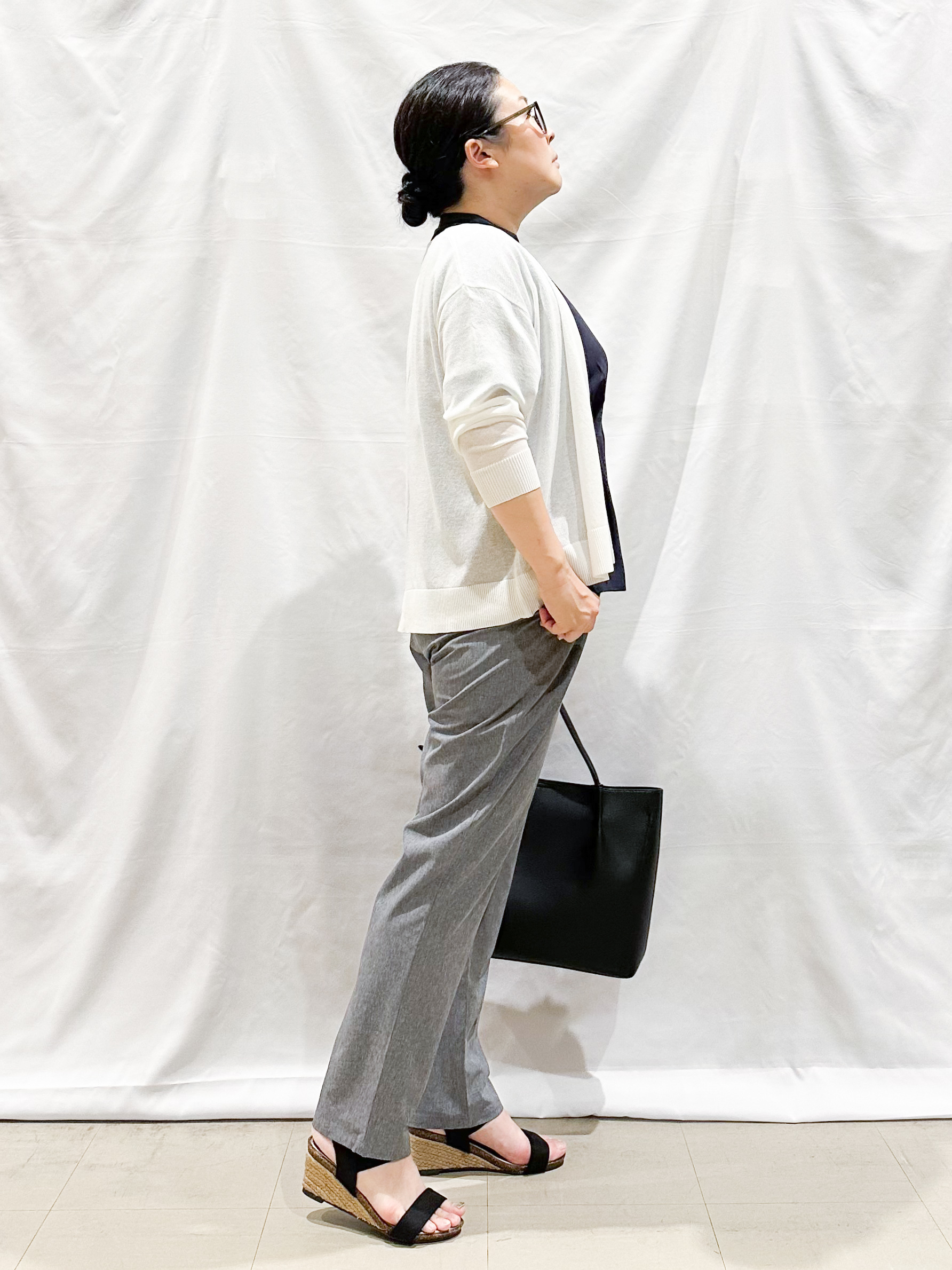 umeさんの「SHOO･LA･RUE｜【ひんやり/洗濯機可/S-LL】オンにもオフにも マルチに使えるボタンレスカーディガン」を使ったコーディネート
