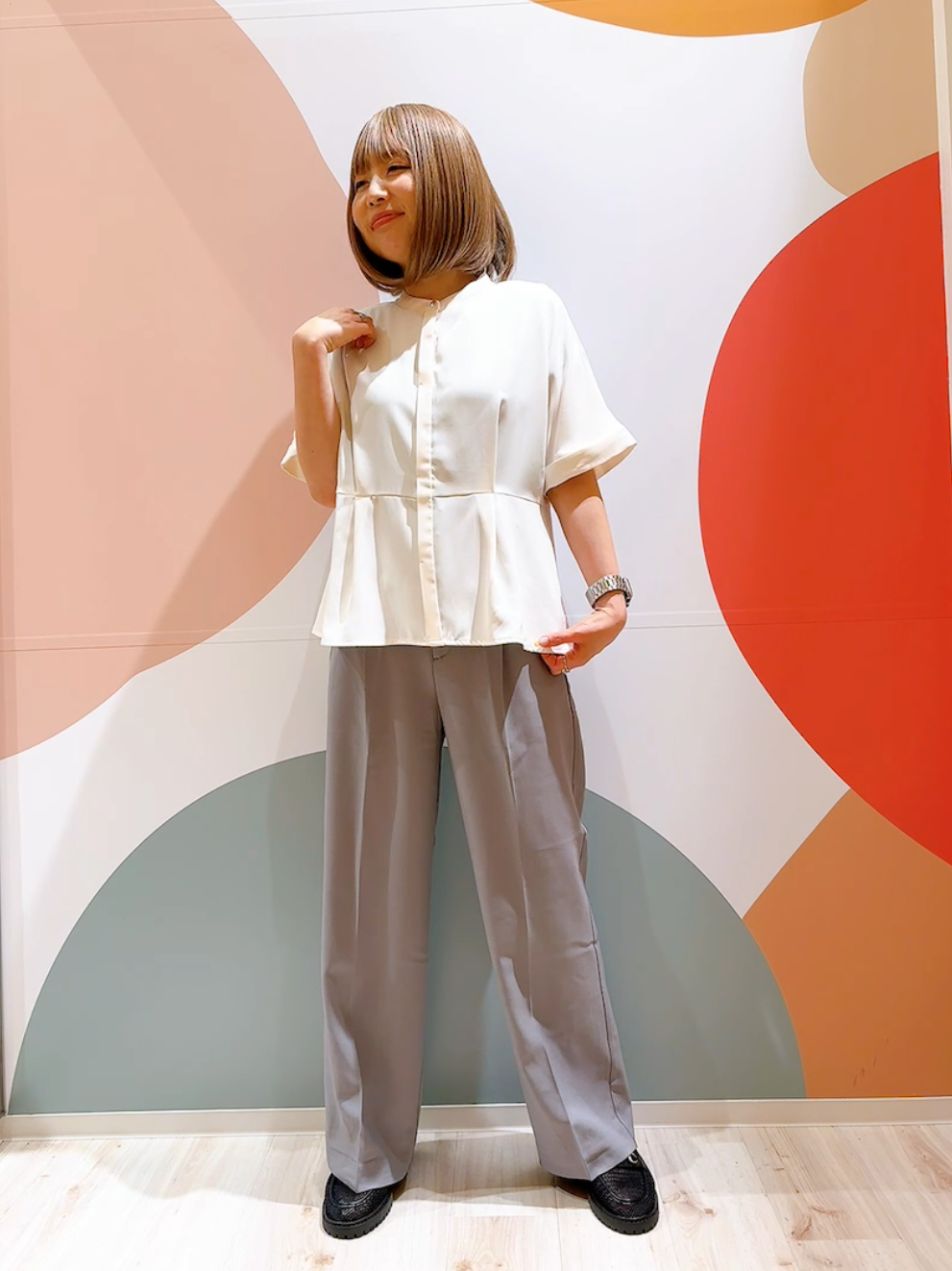 長男さんの「SHOO･LA･RUE｜【ひんやり/UV/通勤】洗濯後しわになりにくい インしない ウエストタックペプラムブラウス」を使ったコーディネート