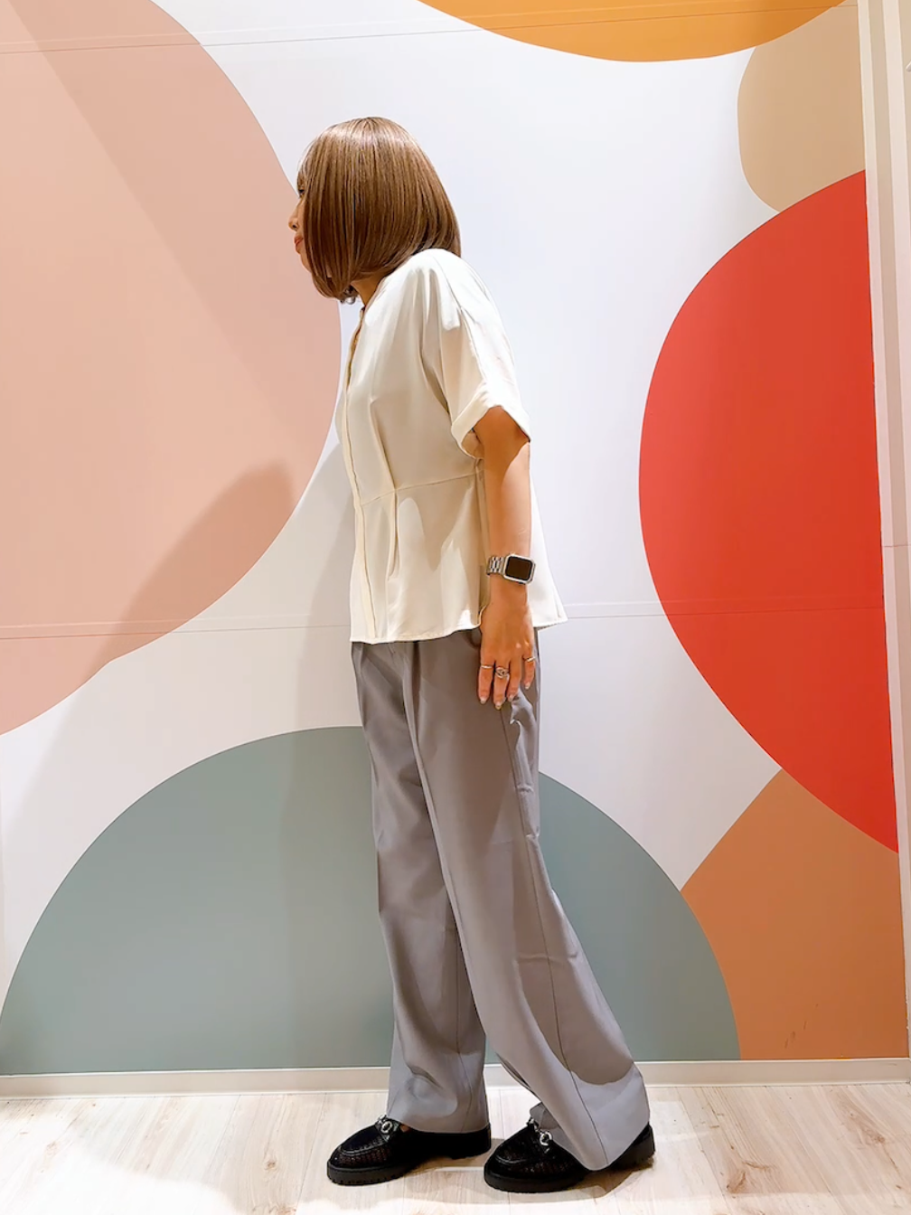 長男さんの「SHOO･LA･RUE｜【ひんやり/UV/通勤】洗濯後しわになりにくい インしない ウエストタックペプラムブラウス」を使ったコーディネート