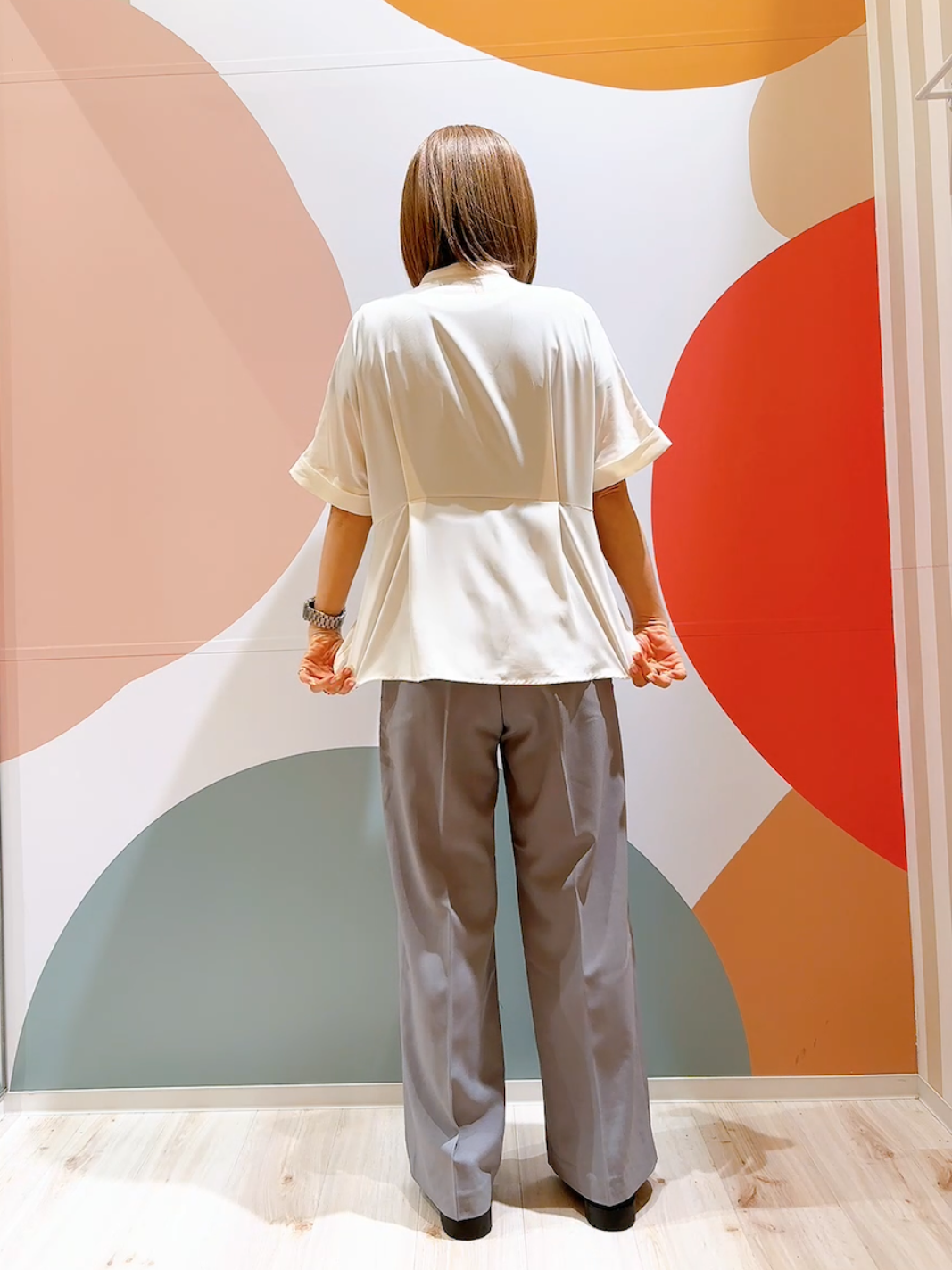 長男さんの「SHOO･LA･RUE｜【ひんやり/UV/通勤】洗濯後しわになりにくい インしない ウエストタックペプラムブラウス」を使ったコーディネート
