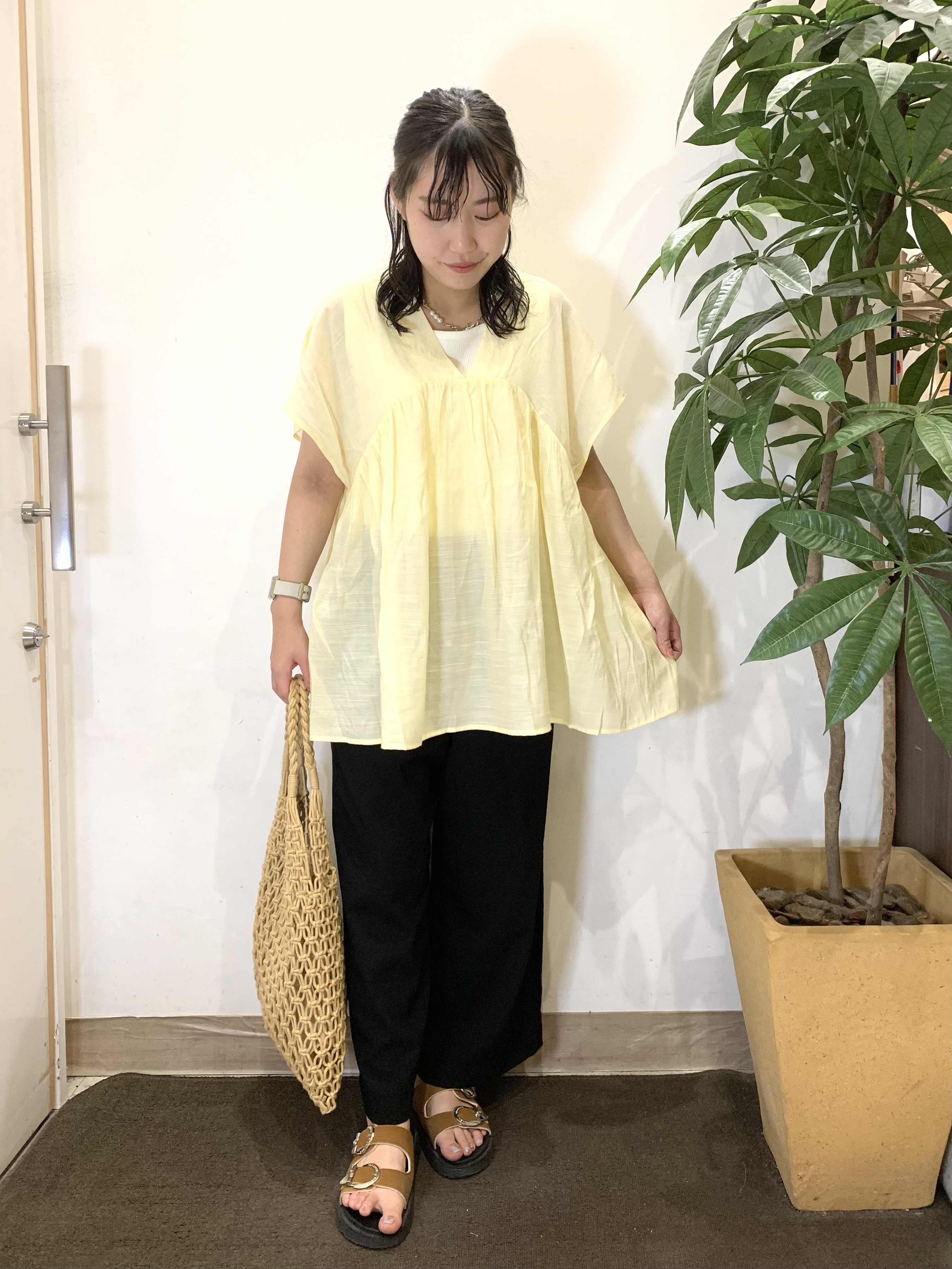 ちゃろさんの「SHOO･LA･RUE｜【ひんやり/UV/体型カバー】インせず着られる Vネックギャザーブラウス」を使ったコーディネート