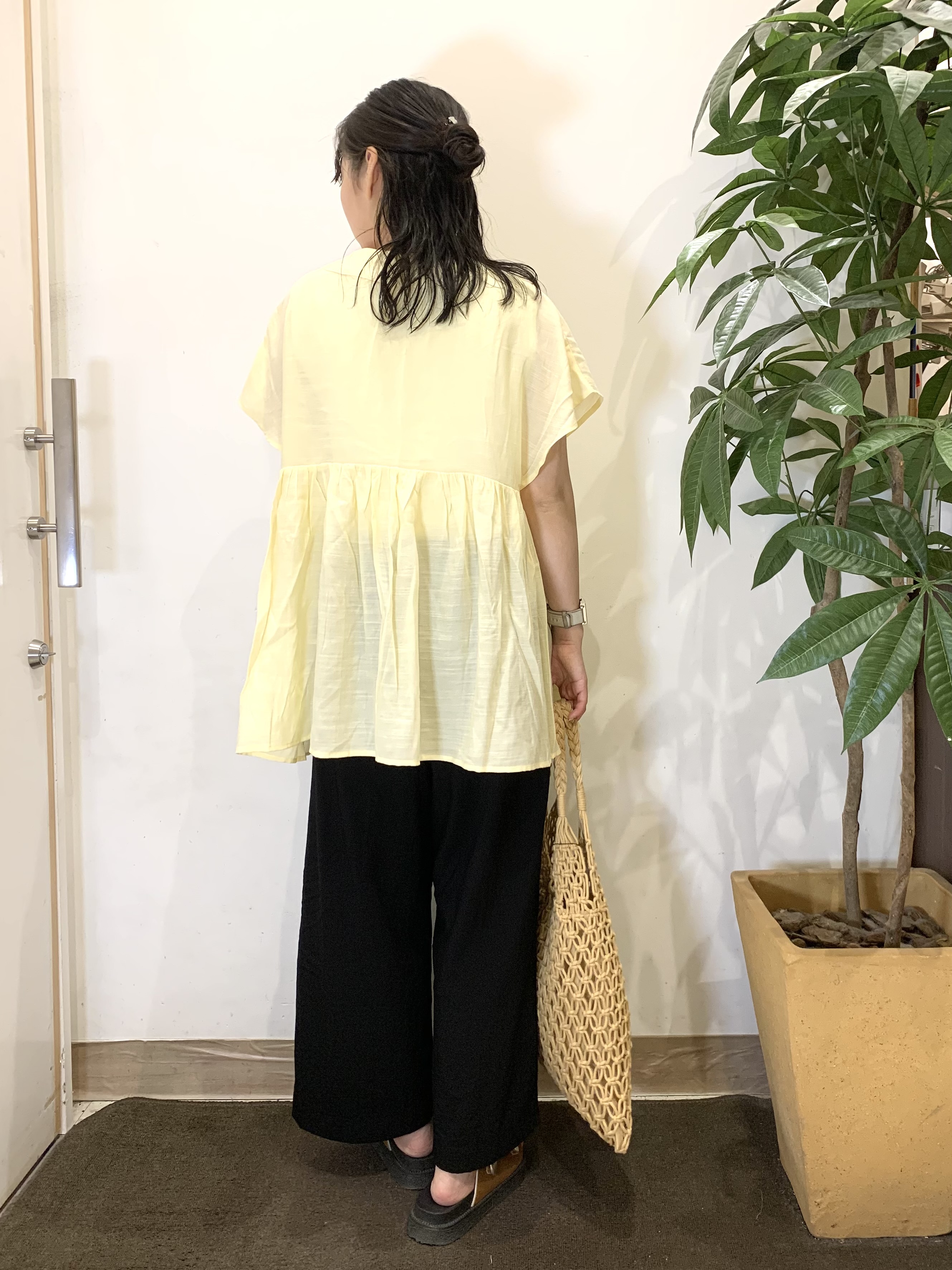 ちゃろさんの「SHOO･LA･RUE｜【ひんやり/UV/体型カバー】インせず着られる Vネックギャザーブラウス」を使ったコーディネート