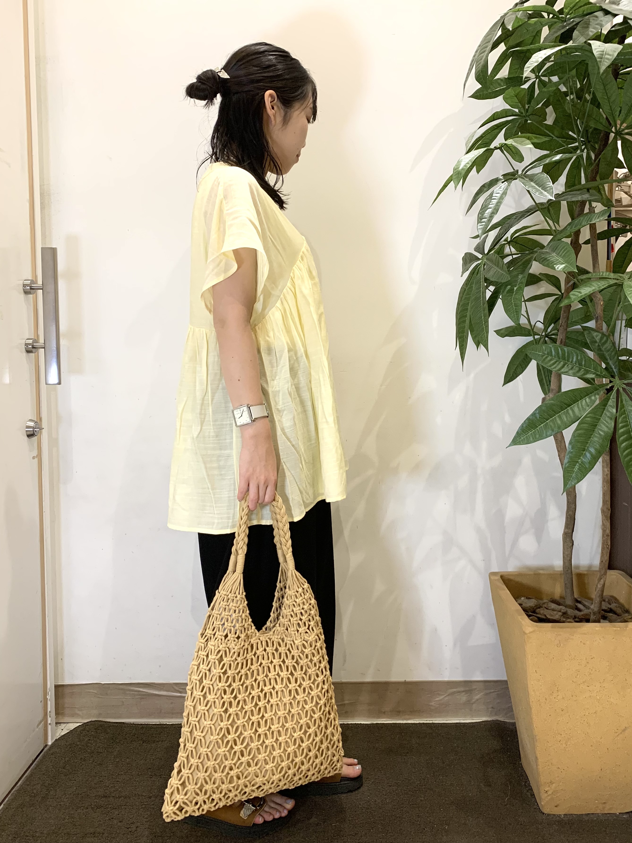 ちゃろさんの「SHOO･LA･RUE｜【ひんやり/UV/体型カバー】インせず着られる Vネックギャザーブラウス」を使ったコーディネート