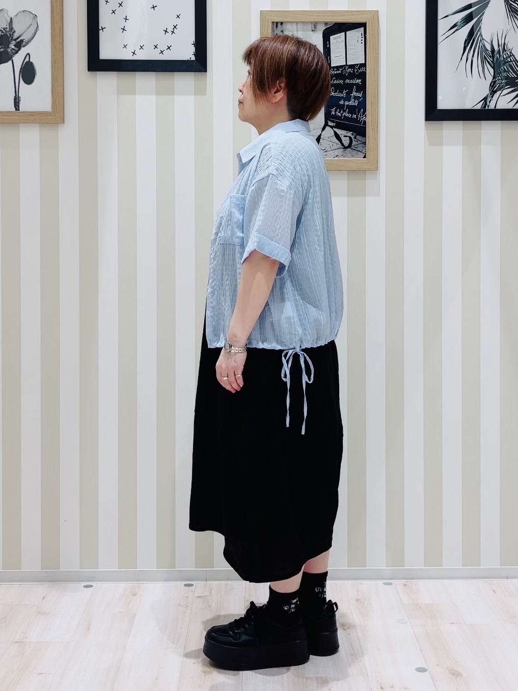 ma_miさんの「SHOO･LA･RUE｜【S-LL/洗濯機可/体型カバー】さらさら シャーリングシフォン 裾ドロストシャツ」を使ったコーディネート