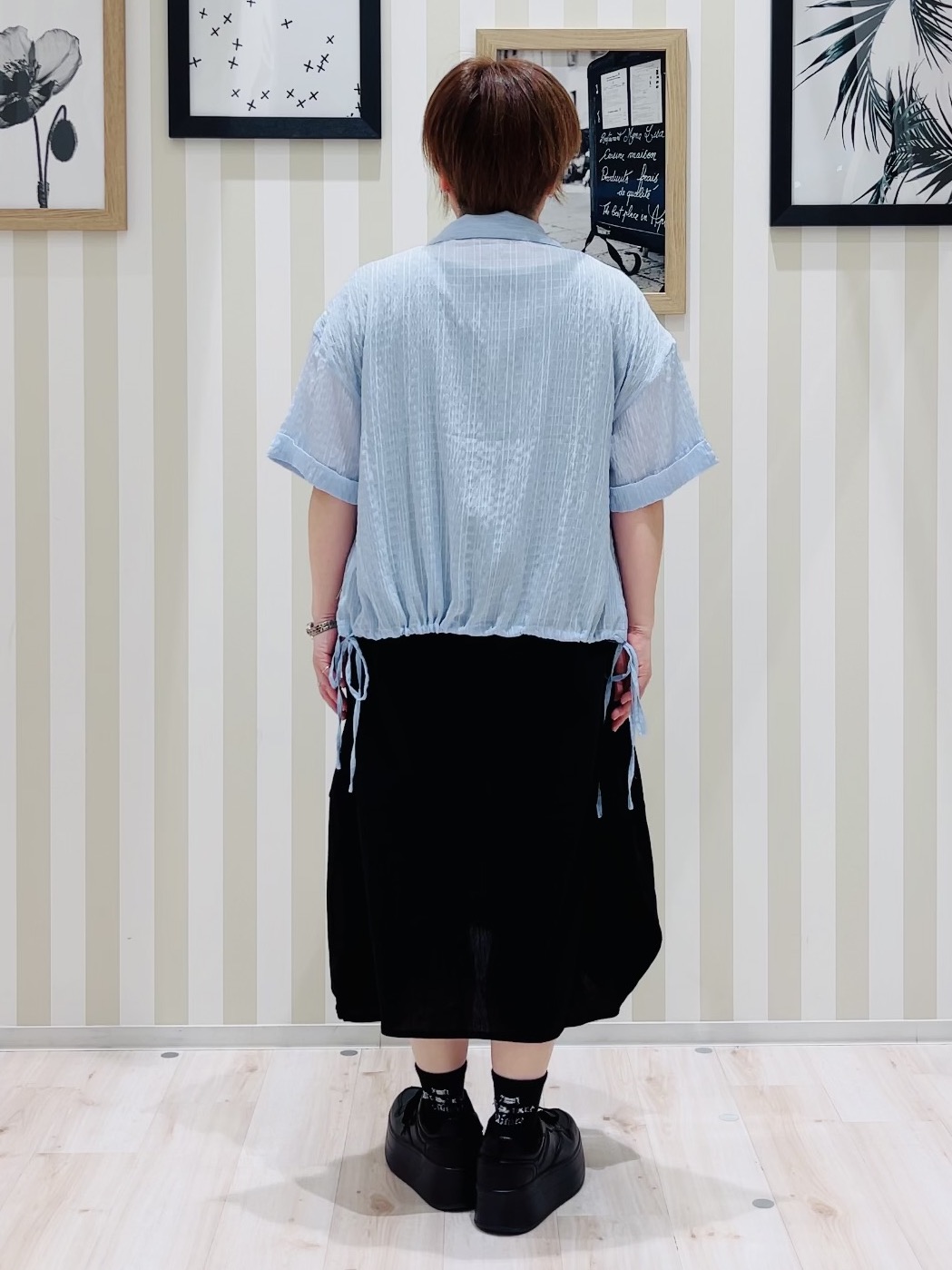 ma_miさんの「SHOO･LA･RUE｜【S-LL/洗濯機可/体型カバー】さらさら シャーリングシフォン 裾ドロストシャツ」を使ったコーディネート