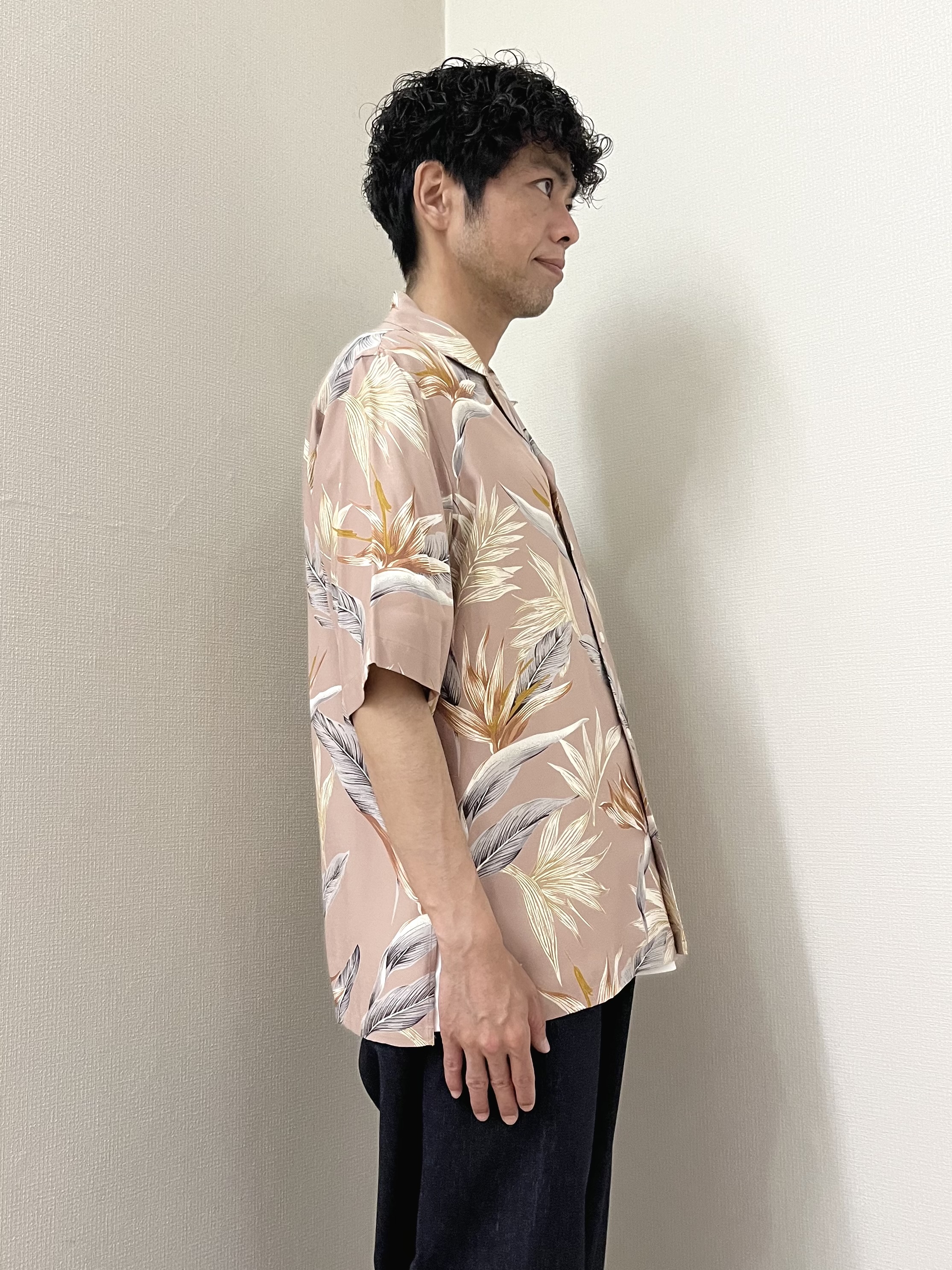URAさんの「TAKEO KIKUCHI｜【BOWLER HAT LABEL】トロピカルフローラル レーヨンシャツ」を使ったコーディネート