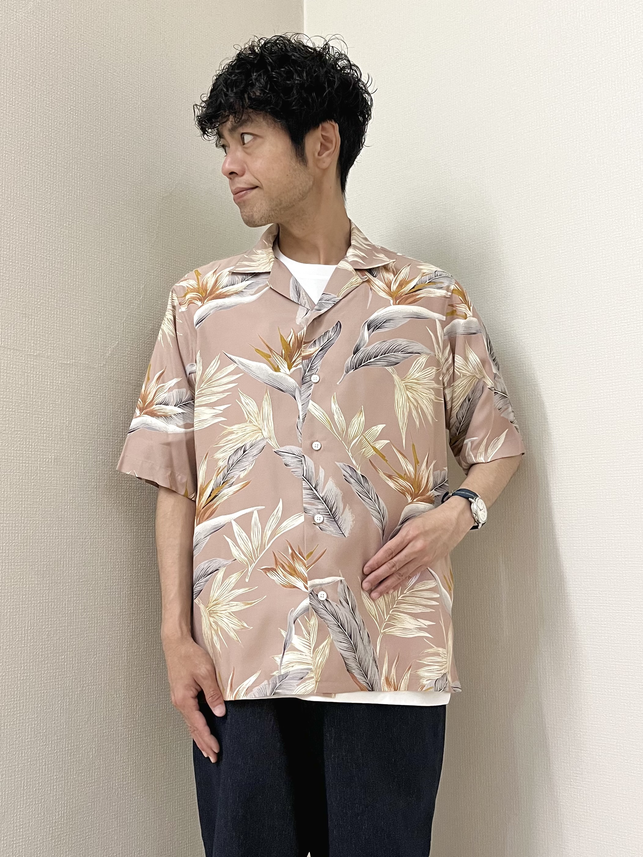URAさんの「TAKEO KIKUCHI｜【BOWLER HAT LABEL】トロピカルフローラル レーヨンシャツ」を使ったコーディネート