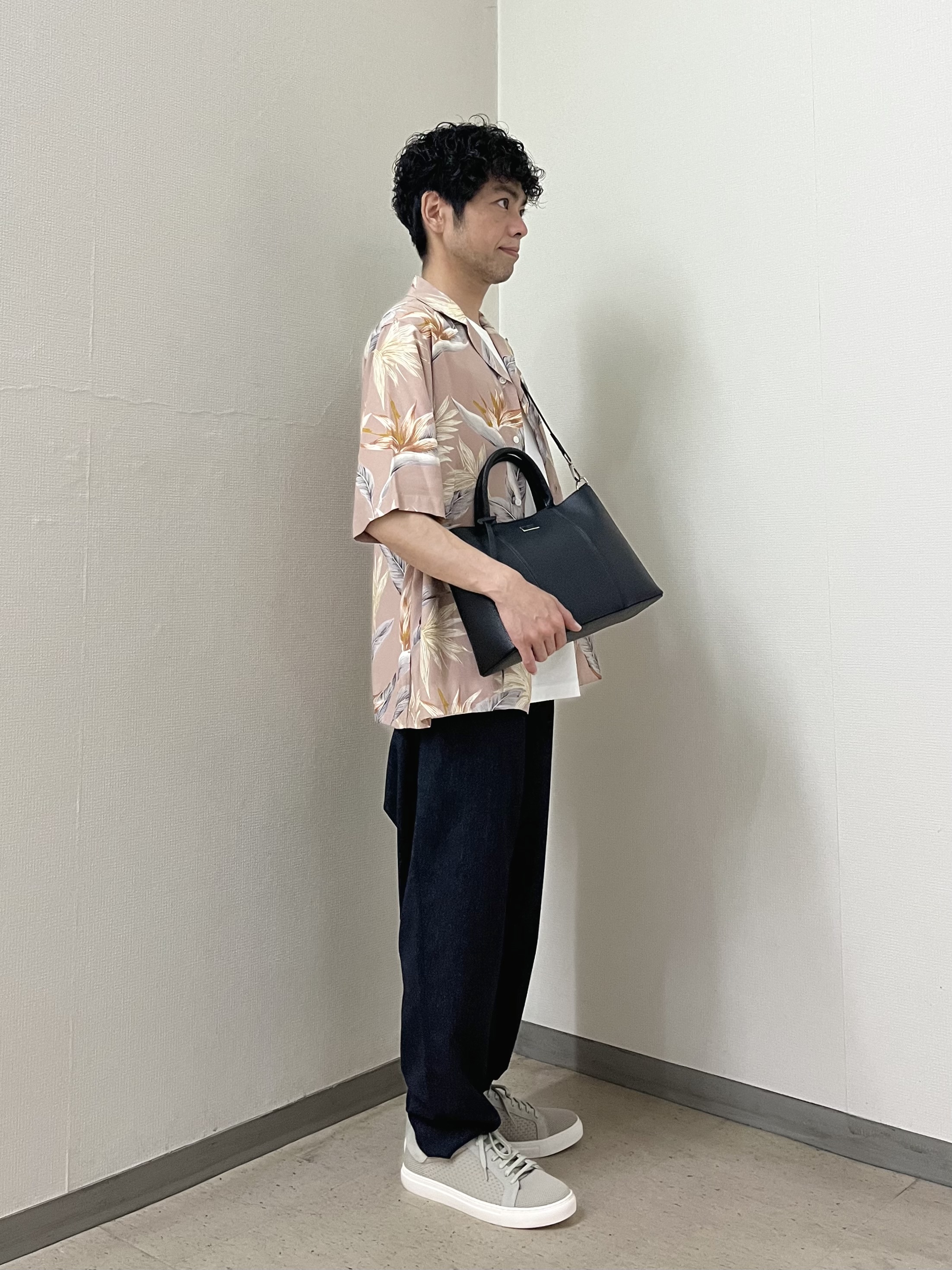 URAさんの「TAKEO KIKUCHI｜【BOWLER HAT LABEL】トロピカルフローラル レーヨンシャツ」を使ったコーディネート