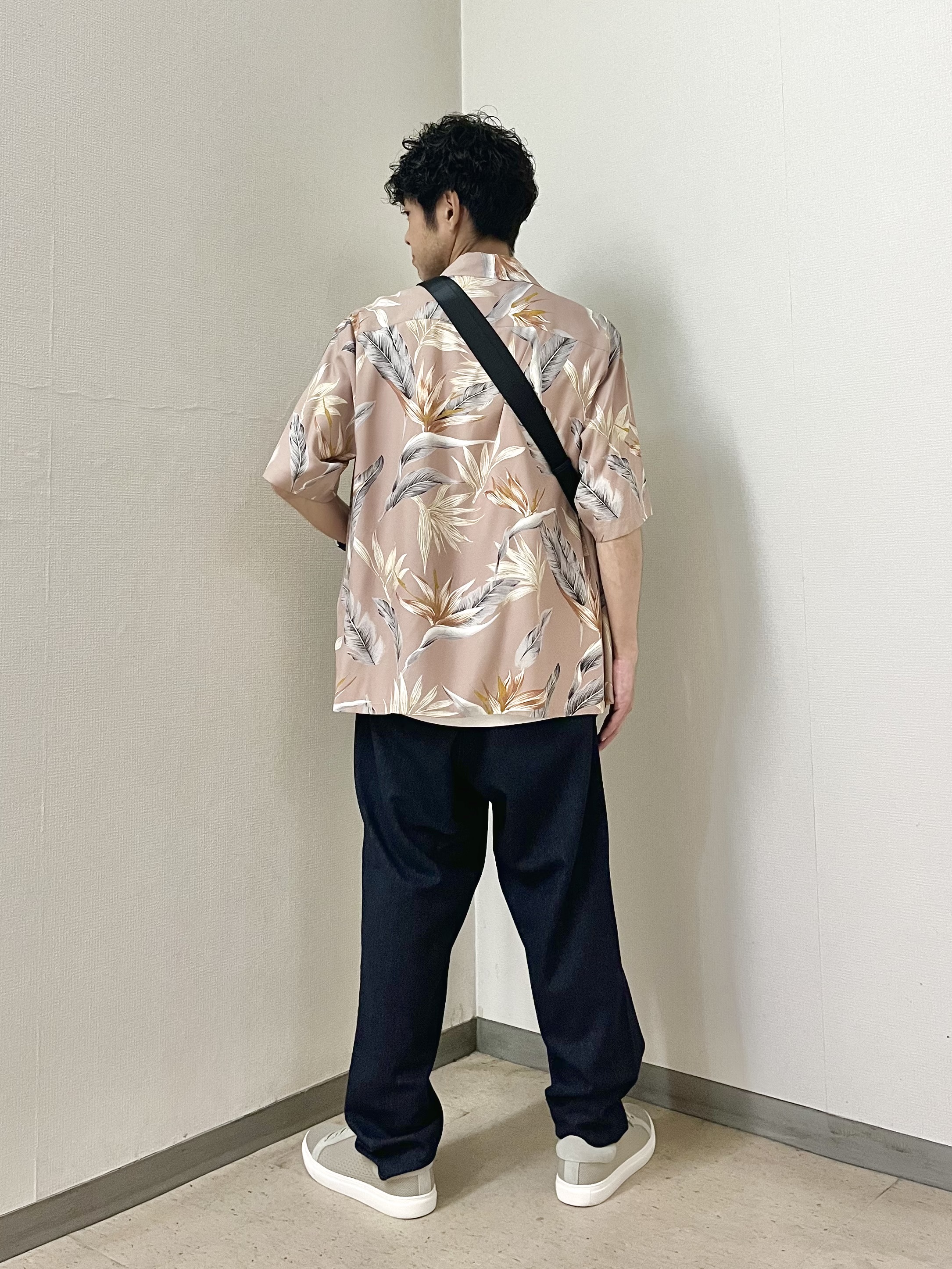 URAさんの「TAKEO KIKUCHI｜【BOWLER HAT LABEL】トロピカルフローラル レーヨンシャツ」を使ったコーディネート