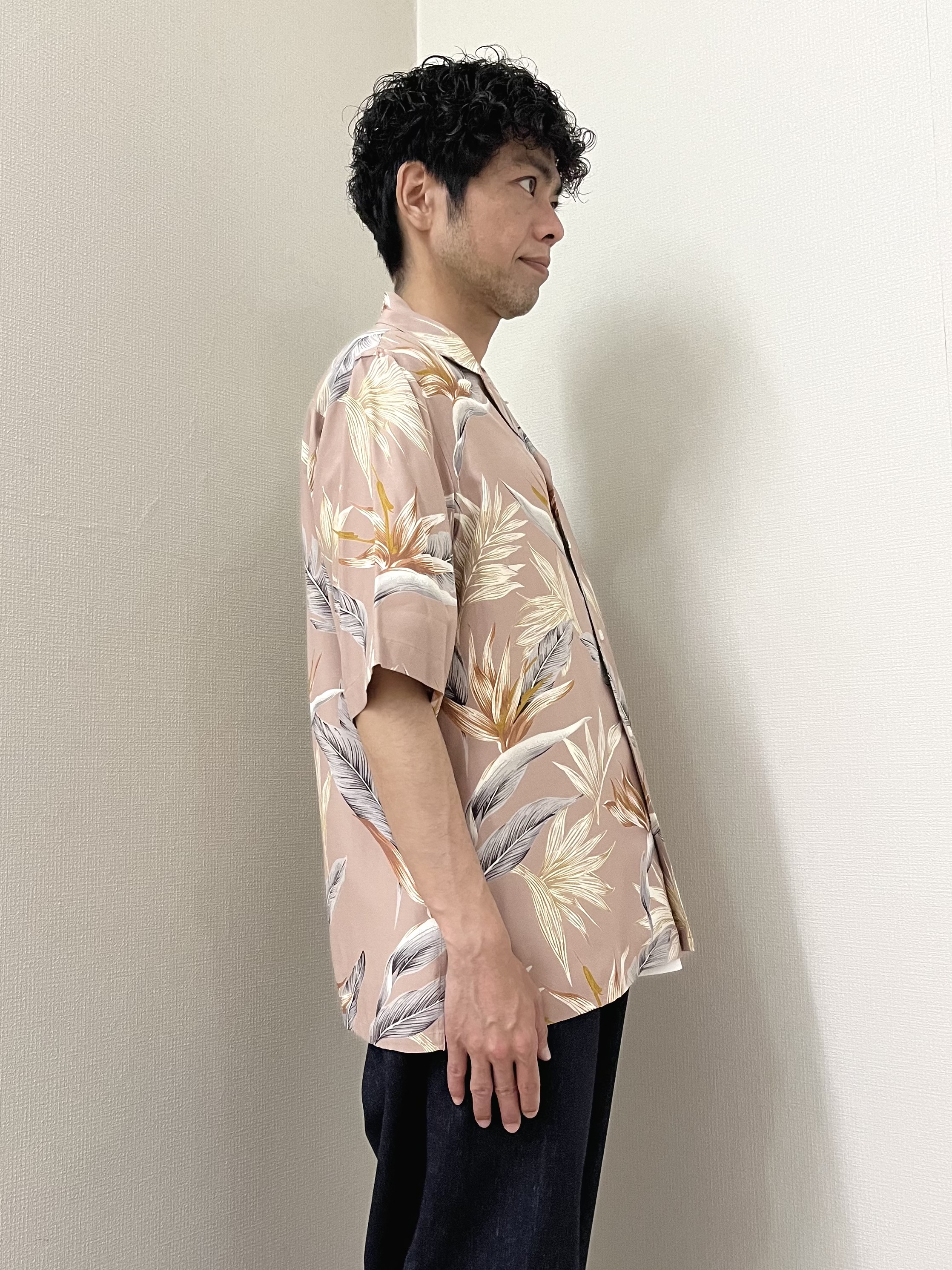 URAさんの「TAKEO KIKUCHI｜【BOWLER HAT LABEL】トロピカルフローラル レーヨンシャツ」を使ったコーディネート